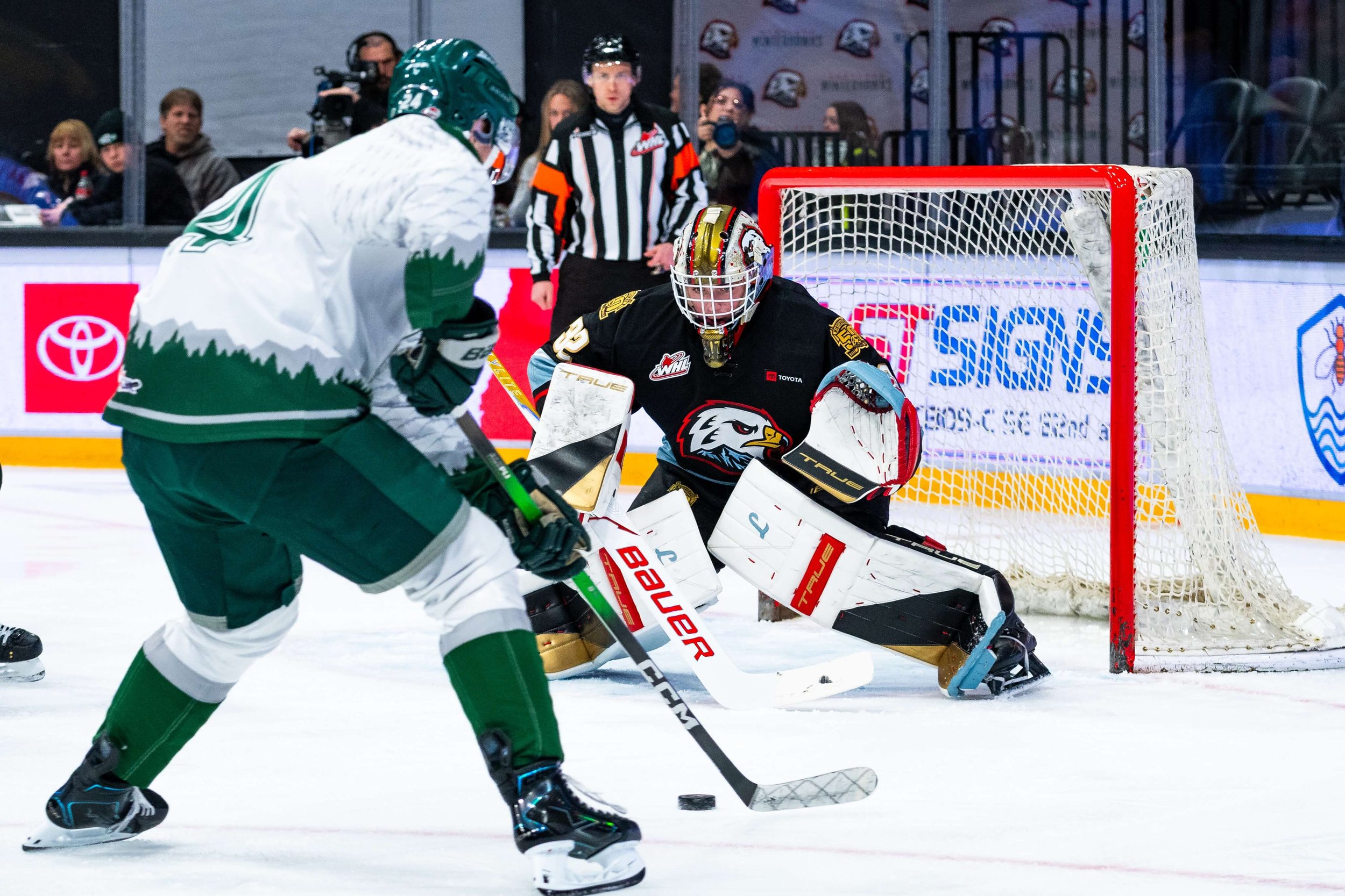 Portland goaltender Cruz Chase made 29 saves, but the Hawks dropped an 8-5 decision to Everett (courtesy Winterhawks/Kai Brown)
