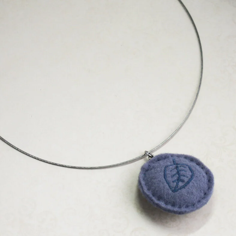 Embroidered_necklace_leaf2B.jpg