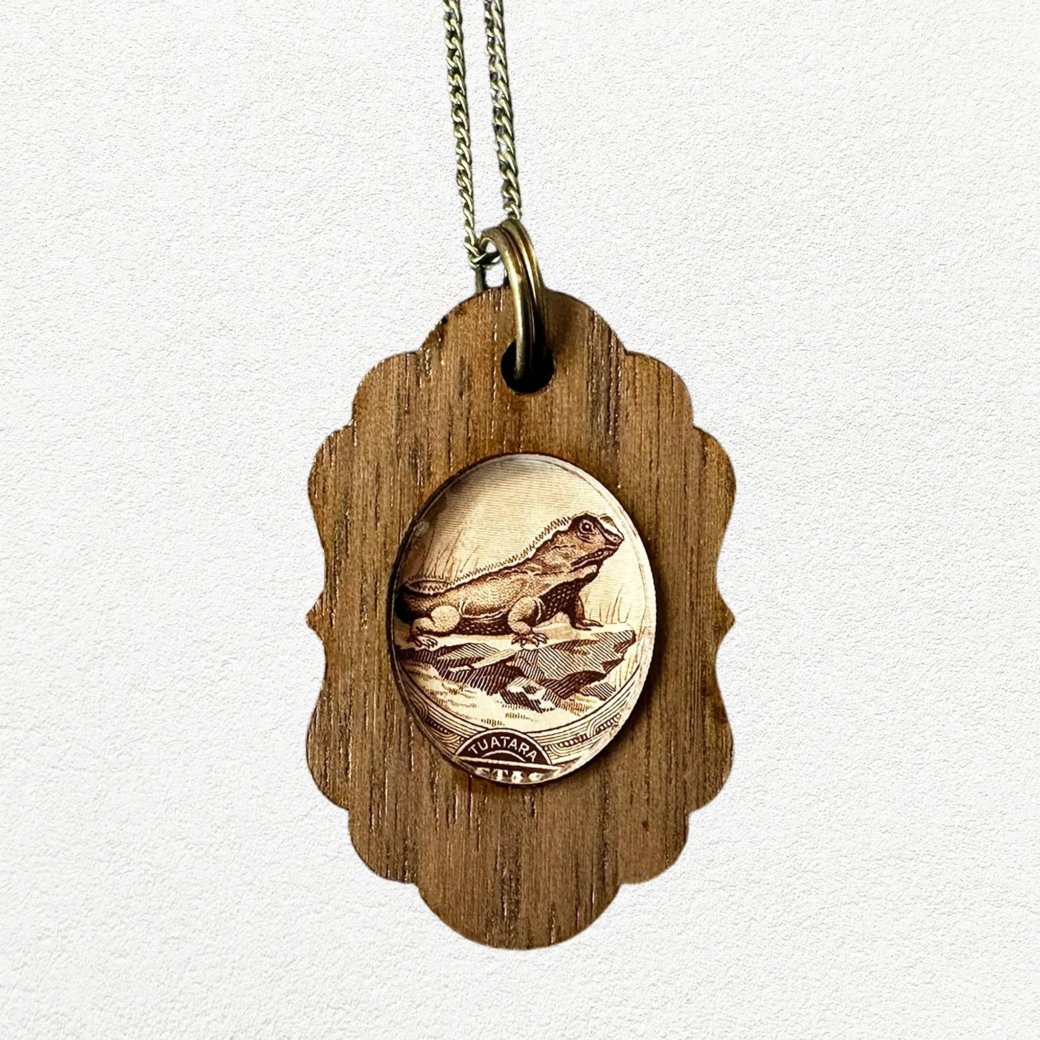 Stamp_necklace_oval_small_tuataraA1.jpg