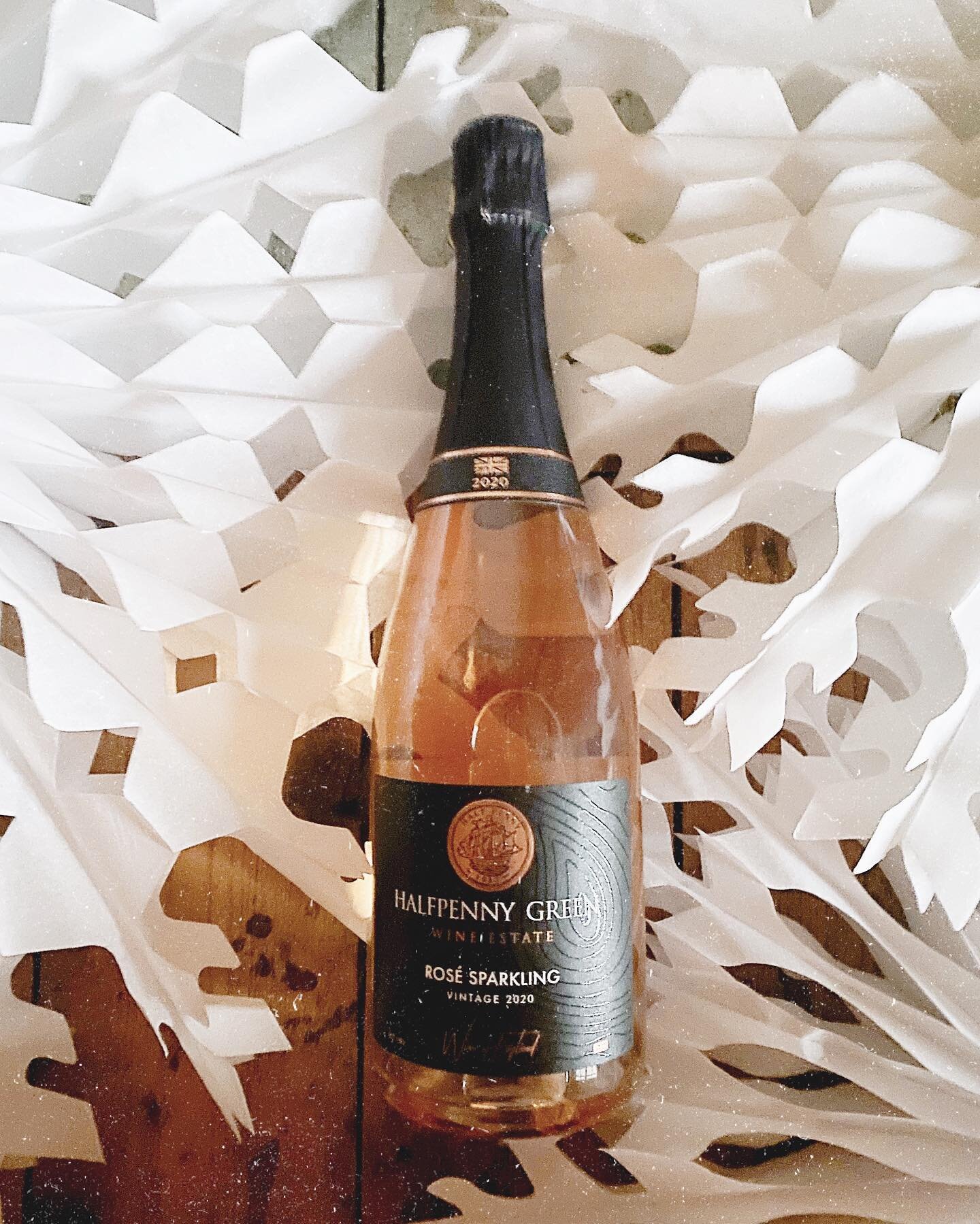 🌟LAST ORDERS🌟

Tis the season&hellip;to be very merry 🥂..&amp; who doesn&rsquo;t love an English sparkling wine&hellip;perfect ros&eacute; fizz @halfpennygreenwineestate 

Last day tomorrow to order with us in time for Christmas!

Happy Christmas 
