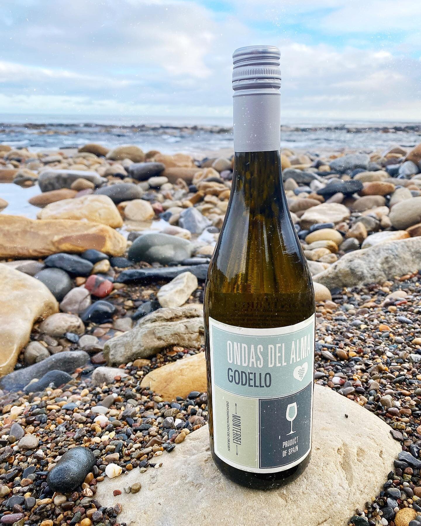 blowing some cobwebs away 🌊&hellip;&amp; thinking of sunnier days sipping this delicious godello&hellip;

tropical, fruity and just great!&hellip;the new Albarino!&hellip;bring on Spring 

#godello #whitewine #wine #winetime #winelover #wineimporter