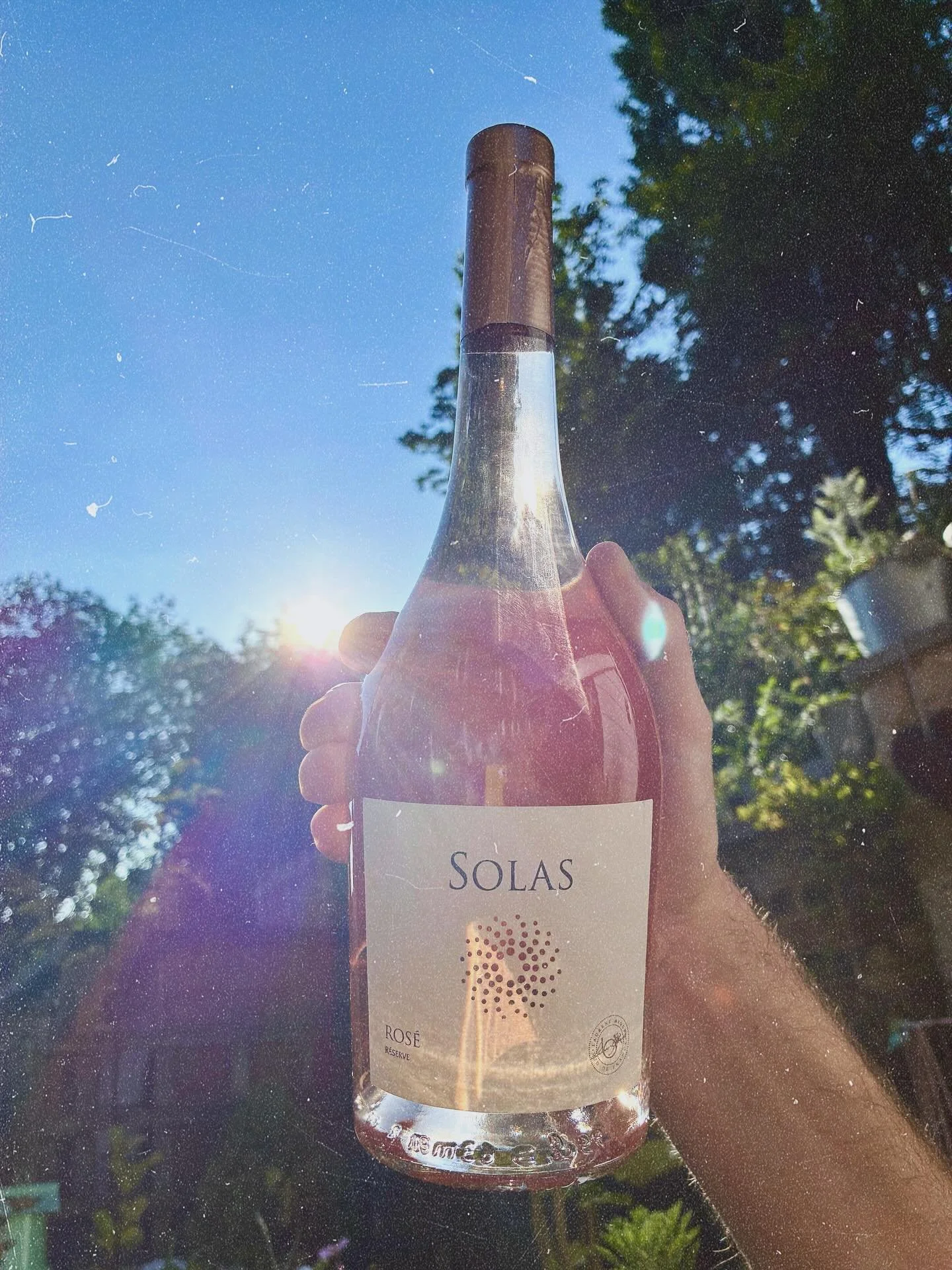 Heading towards the end of ros&eacute; season 😱&hellip;though tbh you can drink it anytime!

This Solas is fantastic! Provence ros&eacute; without the price tag!&hellip;.a beauty from Languedoc 

#ros&eacute; #ros&eacute;allday #summerwine #ros&eacu