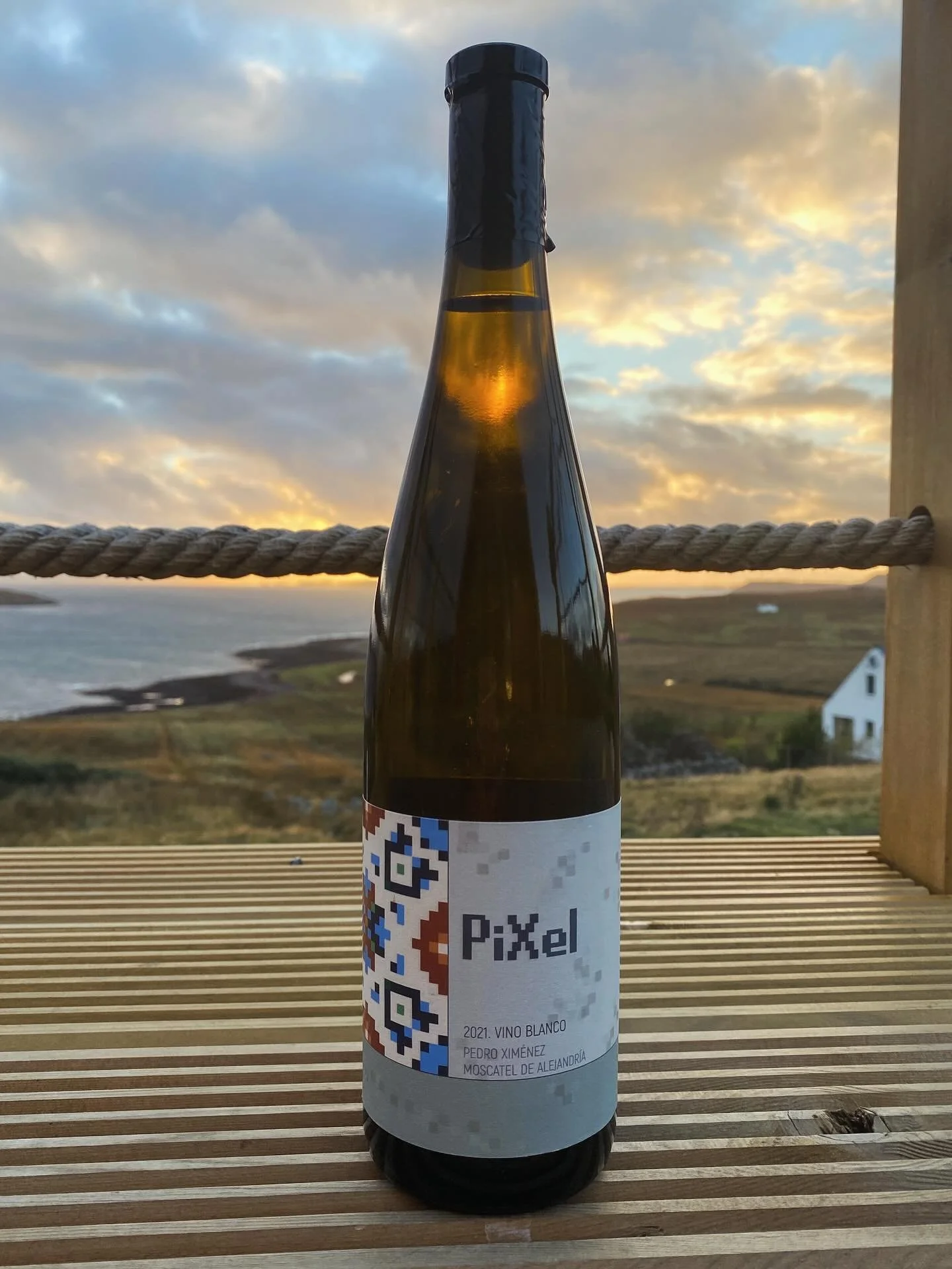 Sunny autumn evenings&hellip;just the best 🍂

Perfect sunny October wine..smooth, juicy flavours, with a background of fresh pineapple and ripe pear&hellip;delish 🍐

#wine #whitewine #winetime #autumn #spanishwine #andalucia #pedroximenez #winesofi