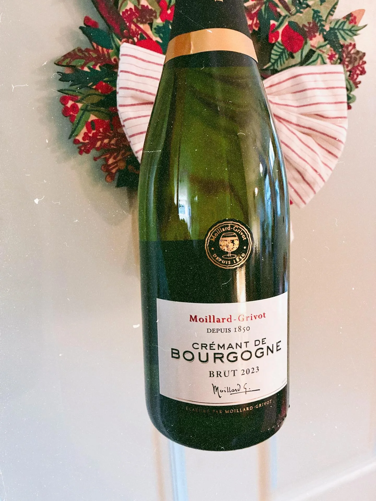 Pop that cork&hellip;it&rsquo;s Cr&eacute;mant time 🍾

Great Christmas fizz&hellip;fine bubbles and floral aromas are backed by hazelnut and peach notes.

#cremantdebourgogne #fizz #christmaswine #wine #winelover