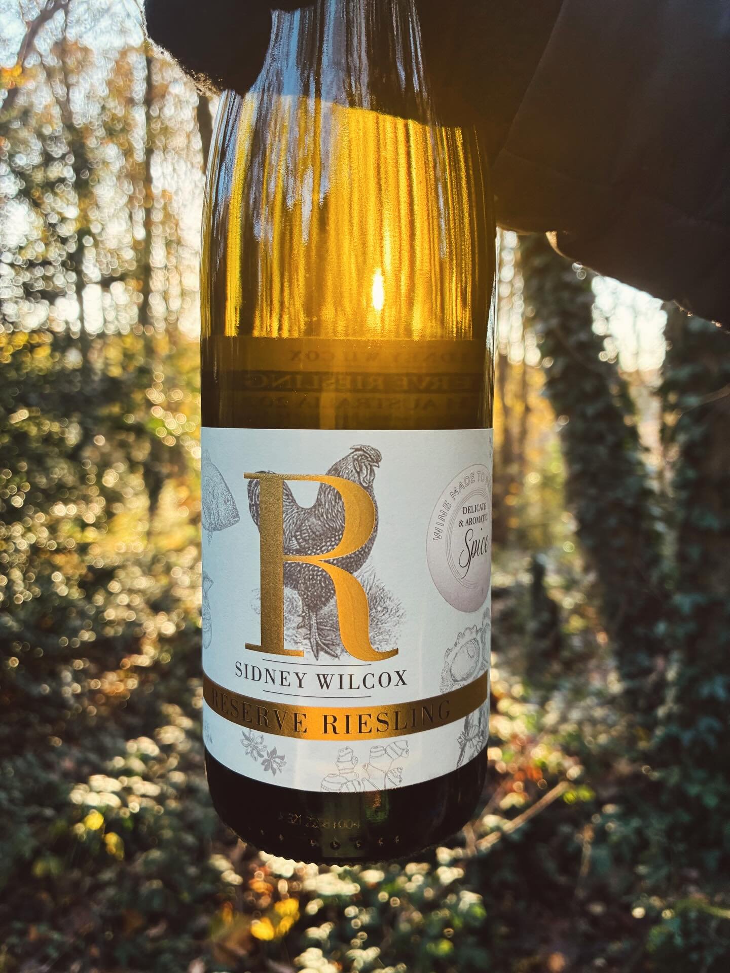 Our chicken wine 🐓 &amp; its so good.

Perfect for your Christmas dinner!

Australian Riesling&hellip;Citrus, satsuma, nectarine and passion-fruit aromas..NICE..lemon &amp; lime with pineapple fruits on the palate&hellip;🍍

#australianwine #rieslin