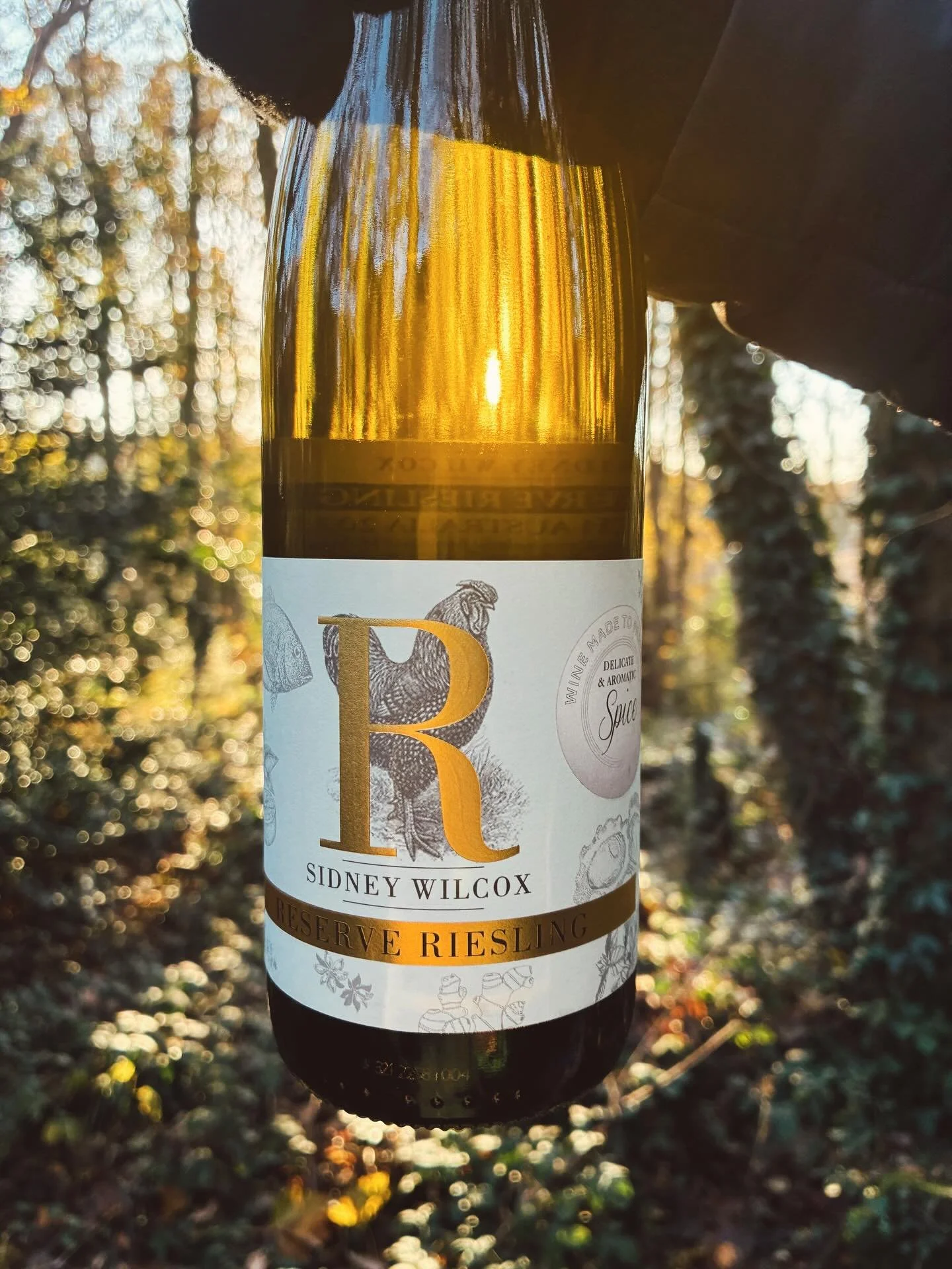 Our chicken wine 🐓 &amp; its so good.

Perfect for your Christmas dinner!

Australian Riesling&hellip;Citrus, satsuma, nectarine and passion-fruit aromas..NICE..lemon &amp; lime with pineapple fruits on the palate&hellip;🍍

#australianwine #rieslin
