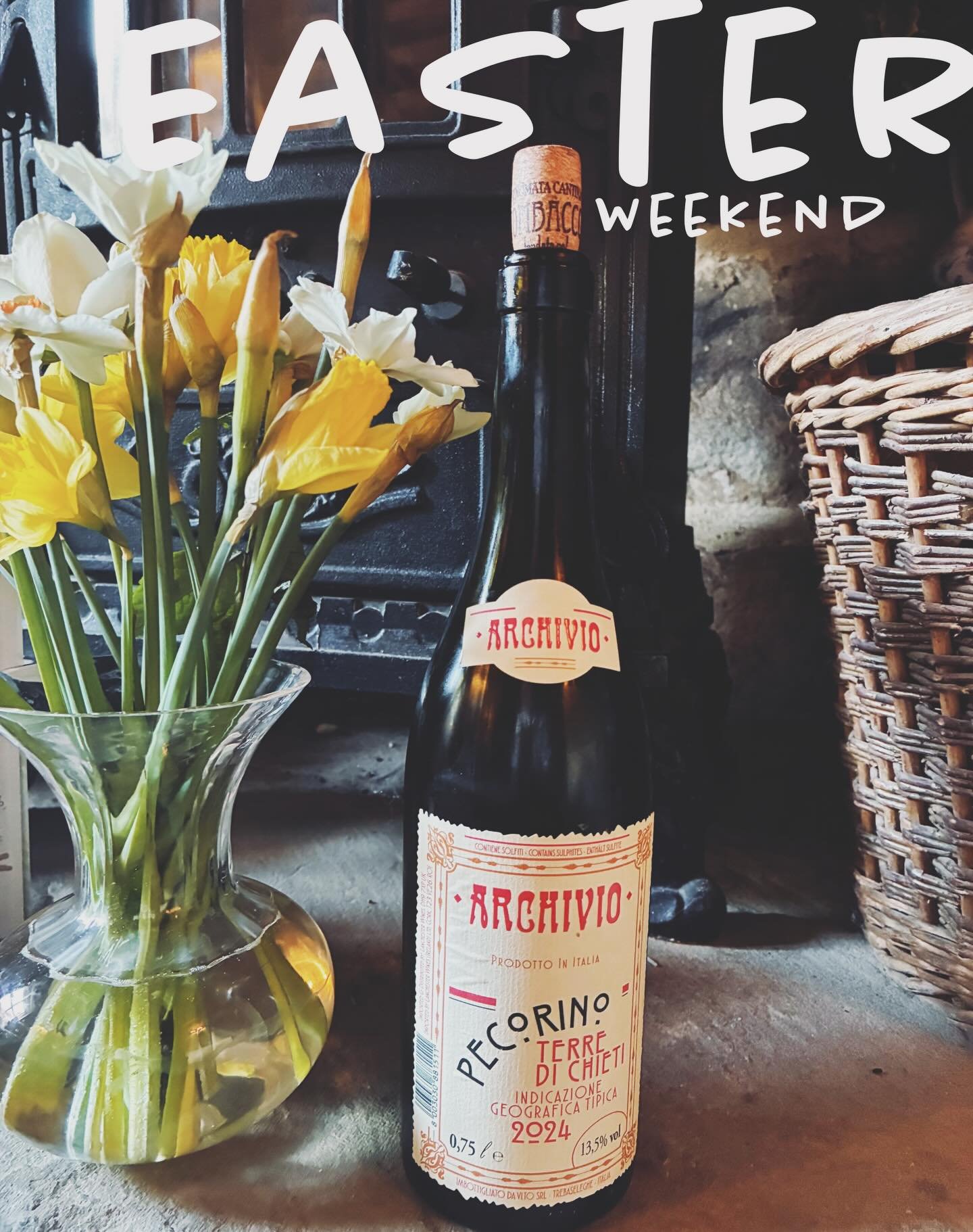 It&rsquo;s been a Pecorino, blue skies and hot honey Hawaiian pizza kind of Easter weekend..☀️

a complex nose of apricot and banana with subtle spice notes..yum. 🍌

#pecorino #wine #italianwine #winewinewine #easter