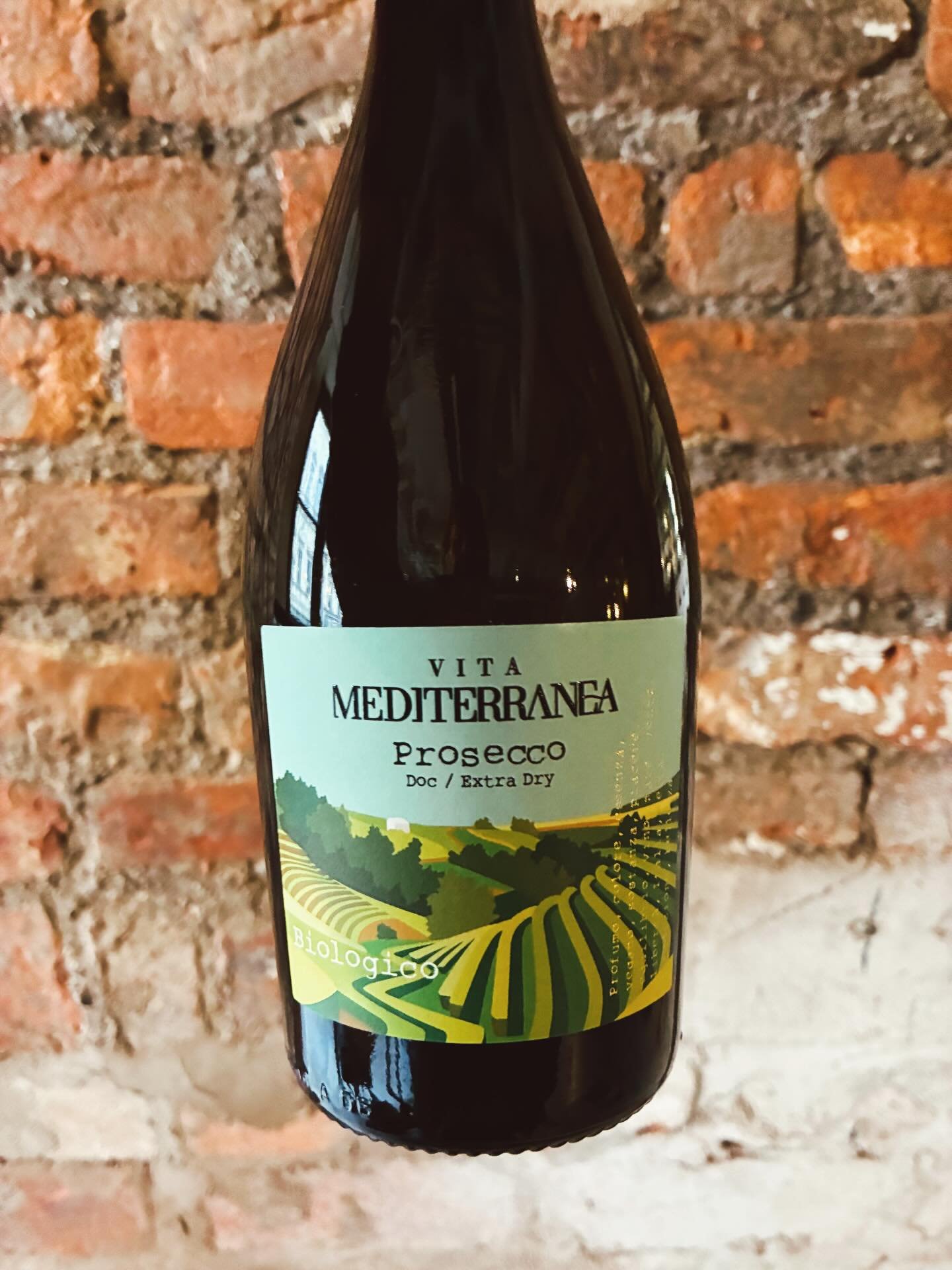 It&rsquo;s totally Prosecco time ☀️☀️☀️&hellip;at last! 

Our delicious light &amp; fresh organic Prosecco 

fine compact bubbles and a delicate bouquet of green apples, pears with a touch of citrus fruits&hellip;yum 

#prosecco🍾 #organic #organicwi