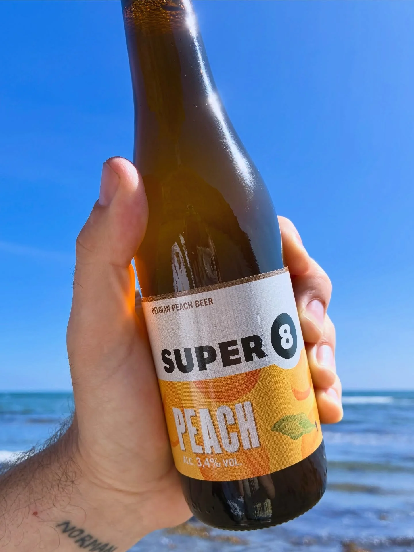 Perfect beach beer! ☀️🏖️

Belgian beer..but not as you know it.

Fresh and fruity aromas,  it has the full flavour of juicy peaches combined with a smooth, mellow and velvety character&hellip;oof!!

Enjoy chilled and in full sunshine&hellip;happy da