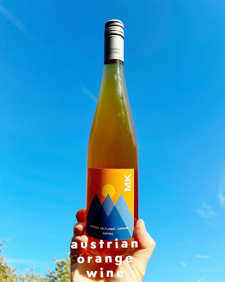 NEW Austrian wines for autumn 🍂 looking good 👀

MK Orange Gr&uuml;ner Veltliner
Apricot, orange peel, bit of grip.

MK Zweigelt 
Juicy cherry, a little pepper, zero fuss. Chill it, pour it, smash it with a burger! oof.

#austrianwine #orangewine #w