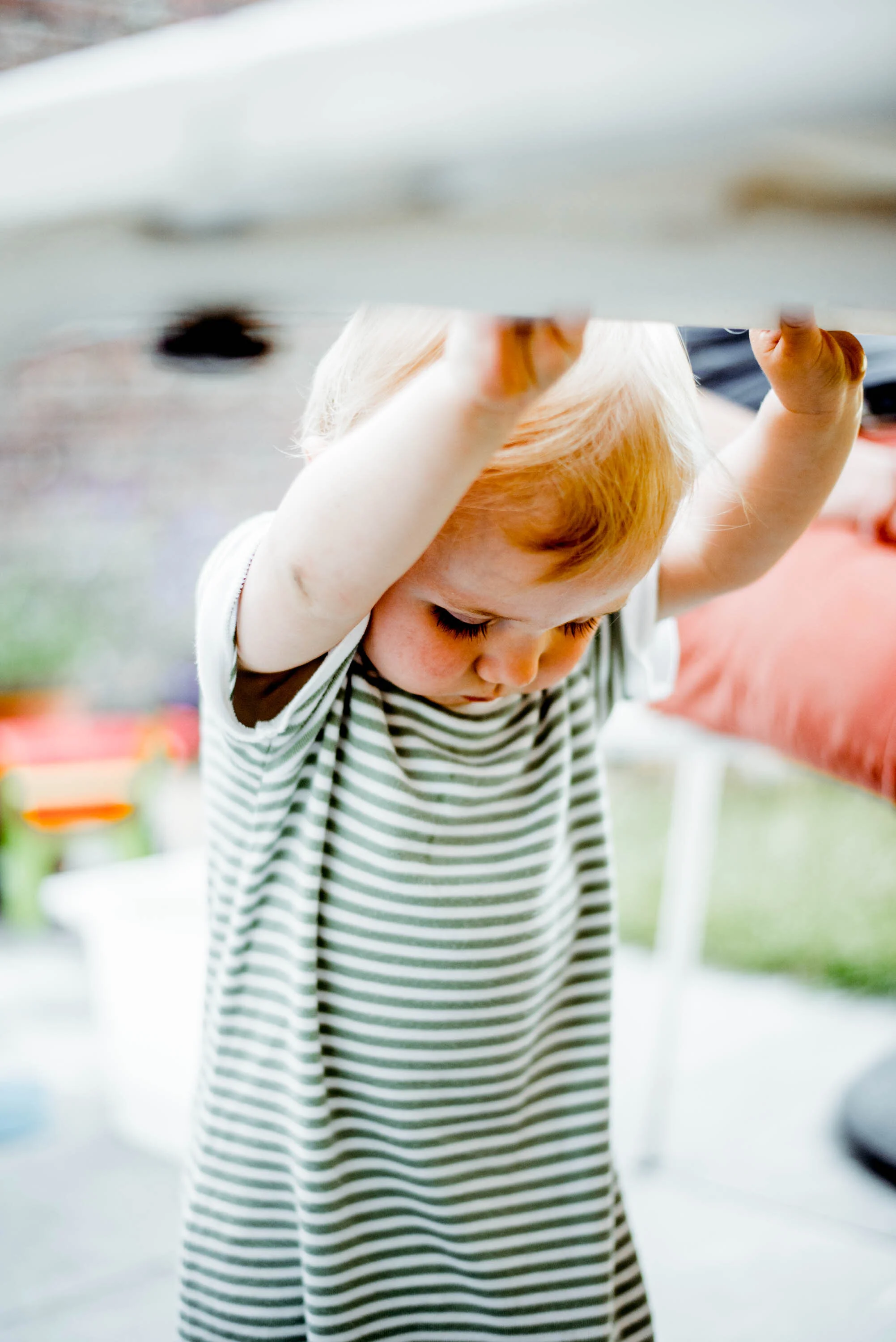 Zoek eens een andere invalshoek, onder tafel bijvoorbeeld!