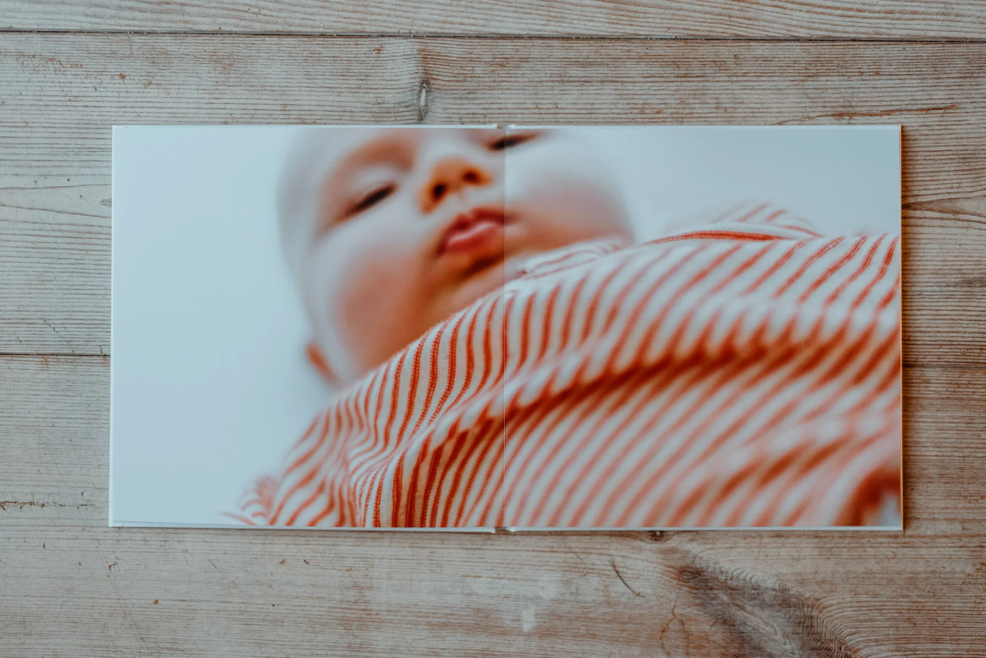 Een vlakgedrukt (layflat) fotoboek heeft enkel een mini-plooi in het midden, zonder beeldverlies