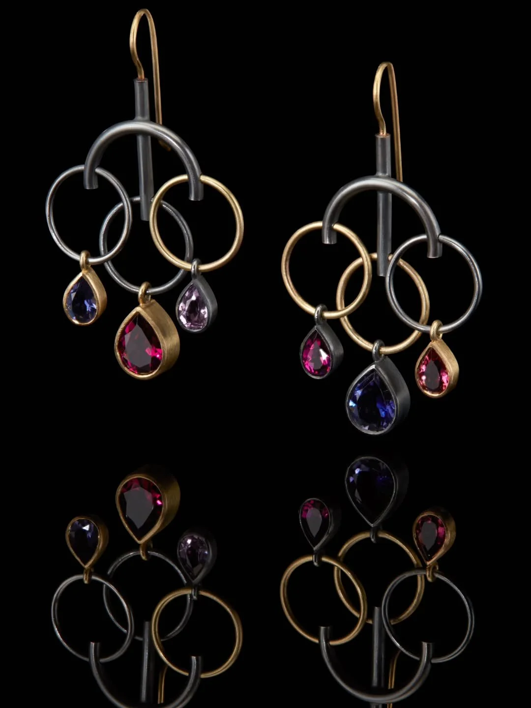 These Jali drops are off to a new home and that leaves me with the question of which colour combination to make for my next set. Thinking about pink and orange 🤔 . Any suggestions what to choose next?

#madebyhand #handcrafted #contemporaryjewellery