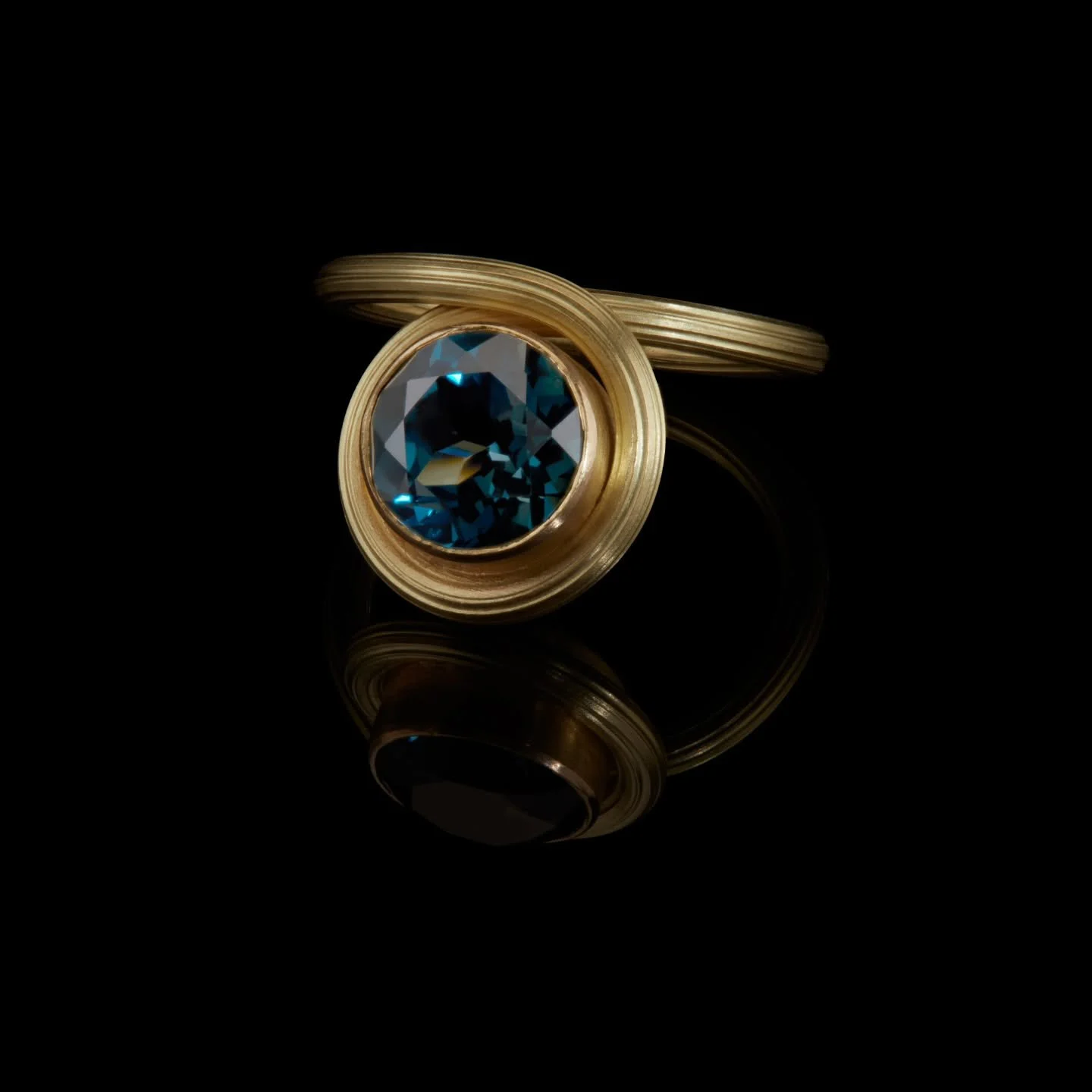 The Swirl ring.

18ct gold, shaped by hand into a continuous sweep of my signature ribbed wire, set with London Blue Topaz.

A deep, captivating blue held in sculpted gold.

#StatementRing #GoldJewellery #LondonBlueTopaz #ContemporaryJewellery #Artis