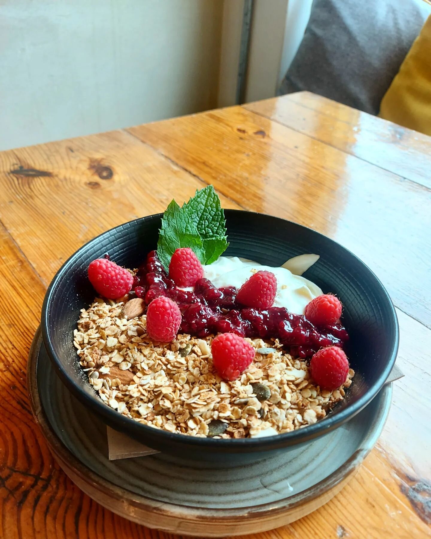 Happy long weekend!! We're manifesting sunshine here with our GFTS granola bowl..on our menu since day one and always a winner
🍓💛

Have a great weekend friends! 💛