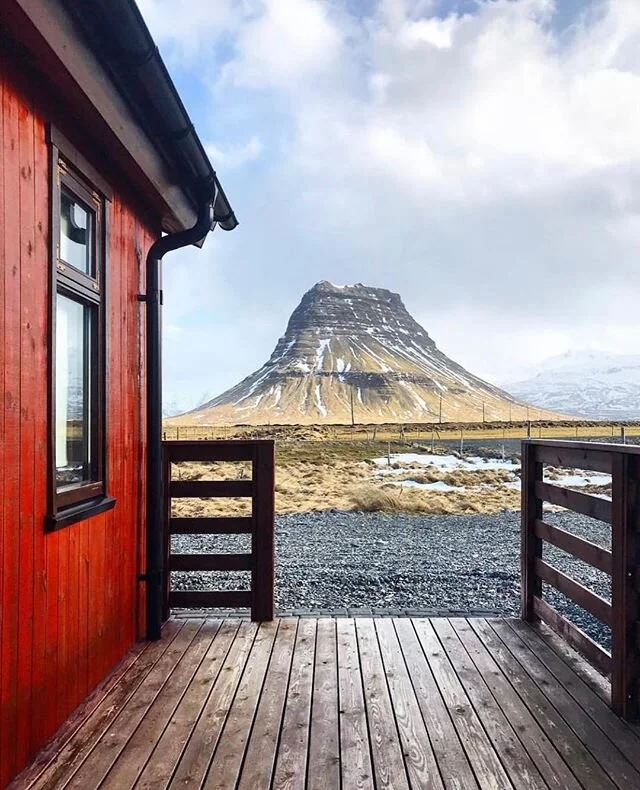 When your Airbnb gives you that view ☺️
.
#wowair #iceland #kirkjufell #airbnb
.
📸 @austinkgraff