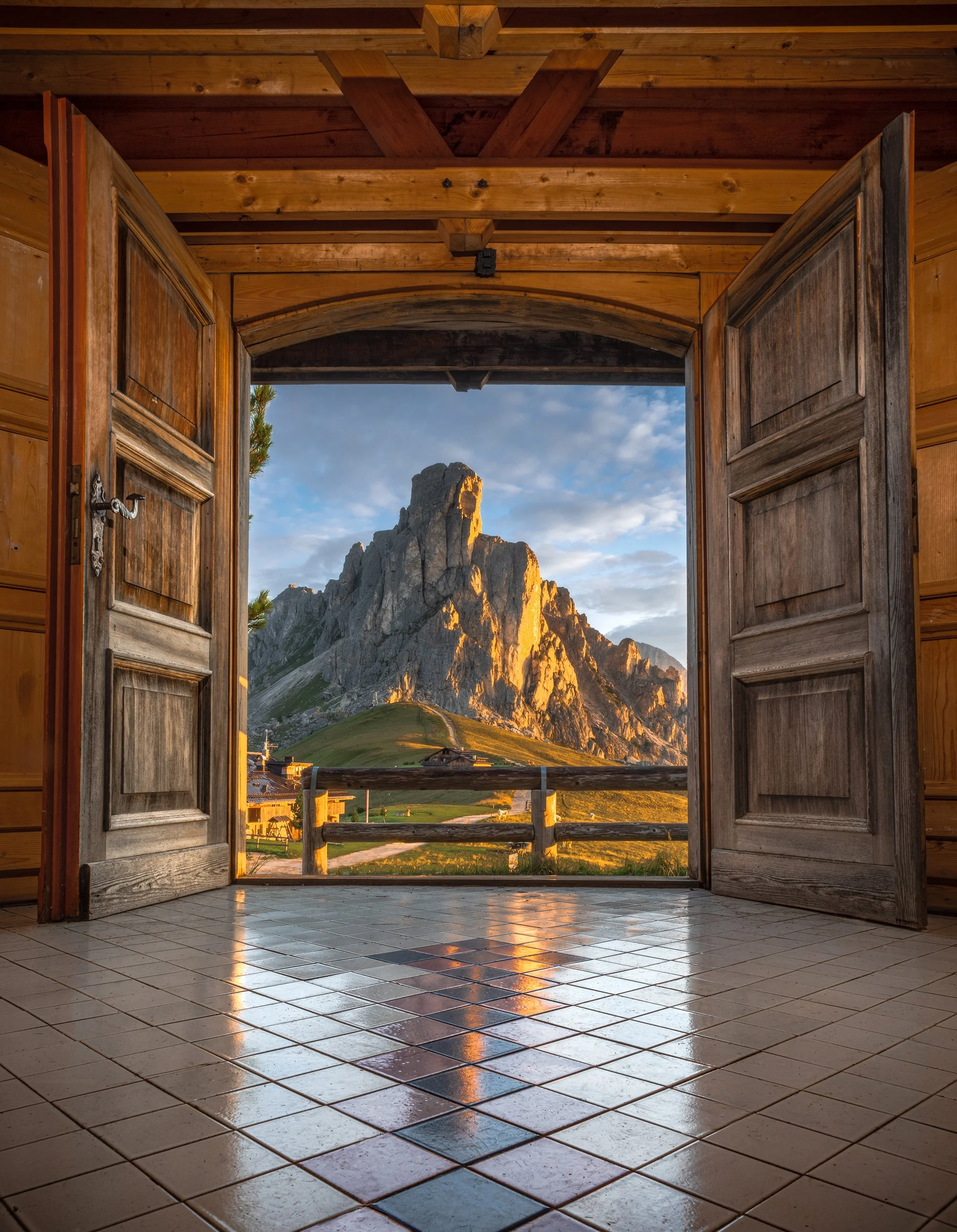 Dolomiti passo Giau da chiesetta.jpg