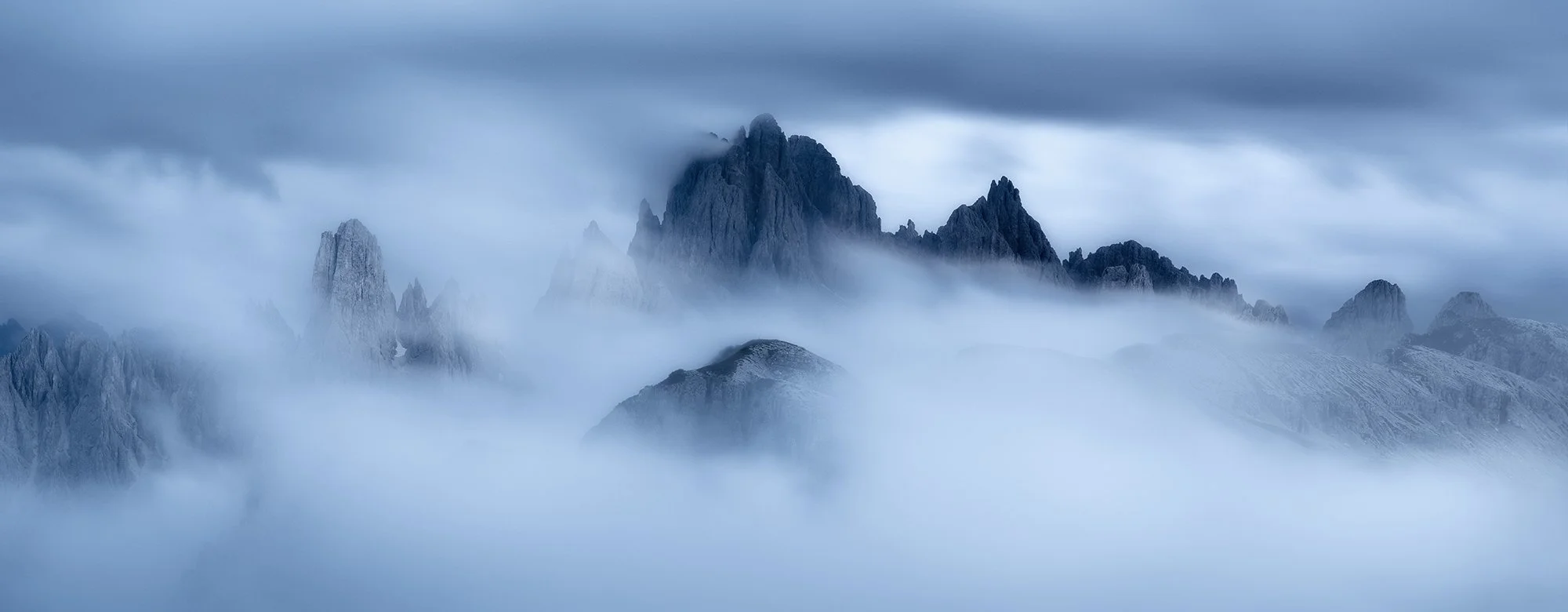 Dolomiti Cadini di Misurina con nuvole.jpg