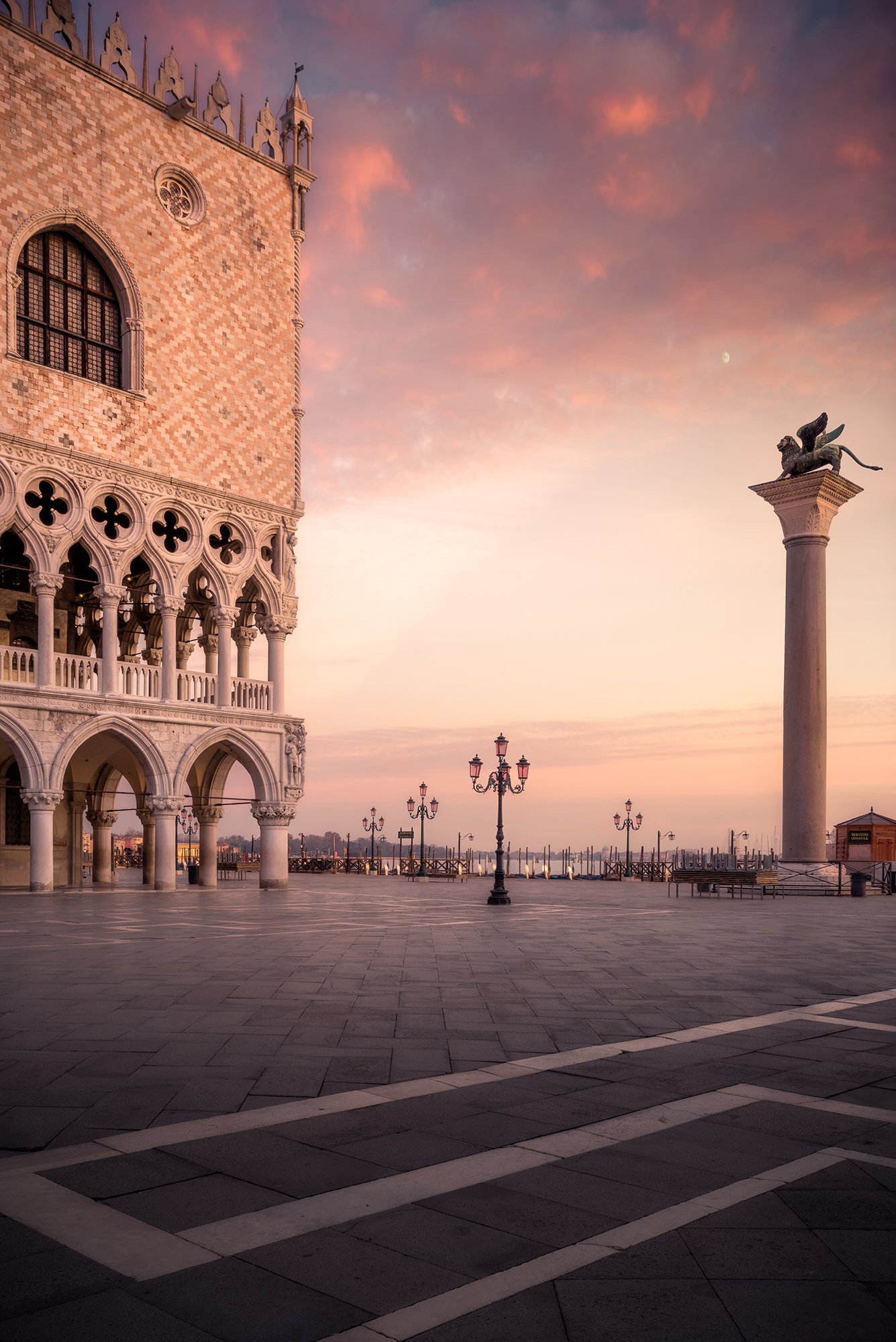 Vista di Piazza San Marco con il campanile e il Leone di Venezia al tramonto