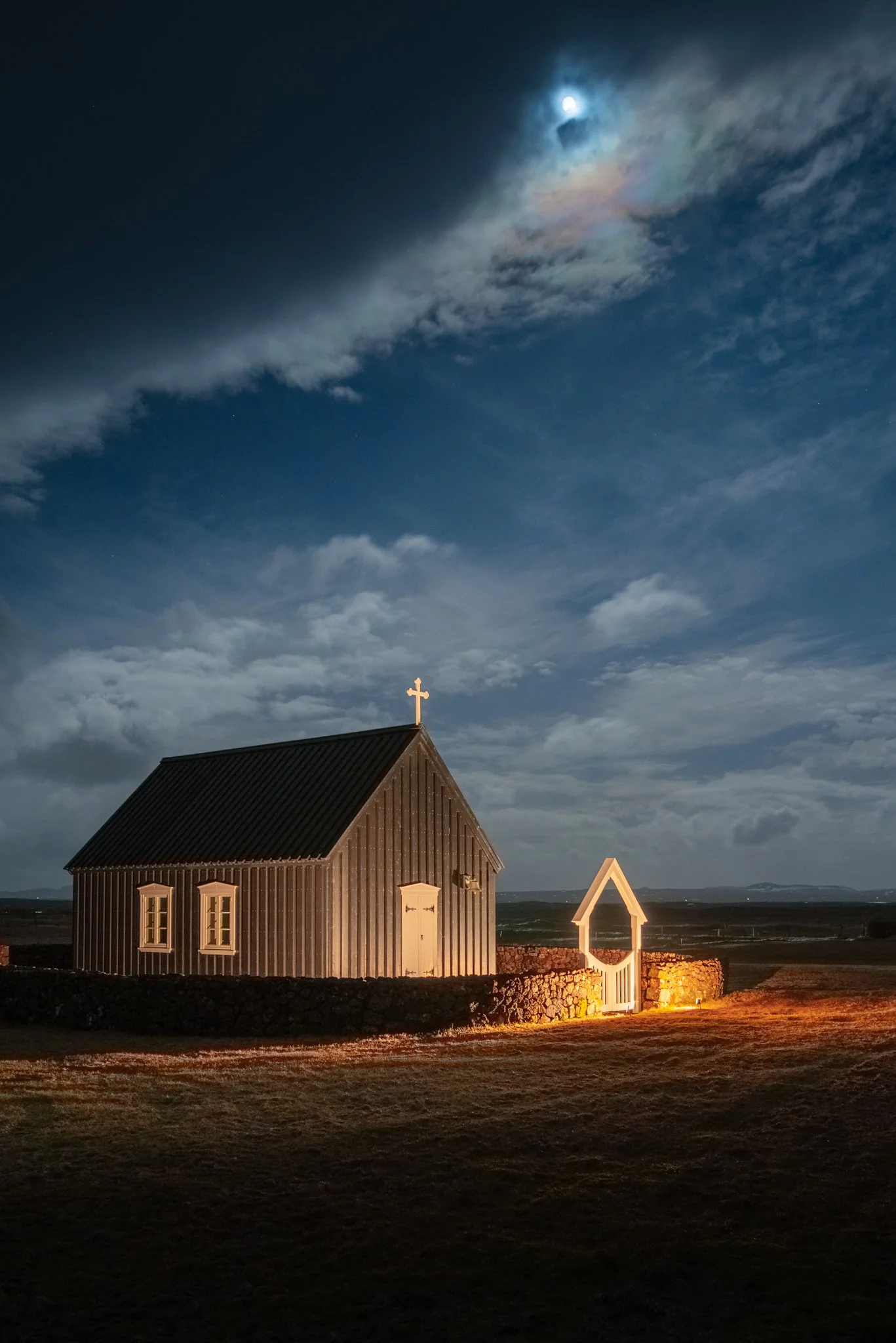 Islanda chiesa notte 1.jpg