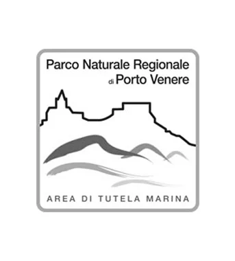 Cartello del Parco Naturale Regionale di Porto Venere, Area di Tutela Marina con disegni di montagne e un castello o chiesa in cima