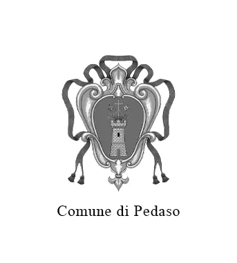 Stemma del Comune di Pedaso, con un castello al centro e dettagli decorativi