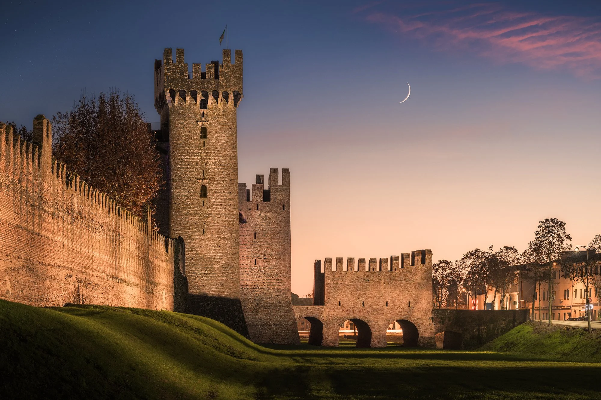 Mura medievali di Montagnana. Tramonto con Luna e prato verde