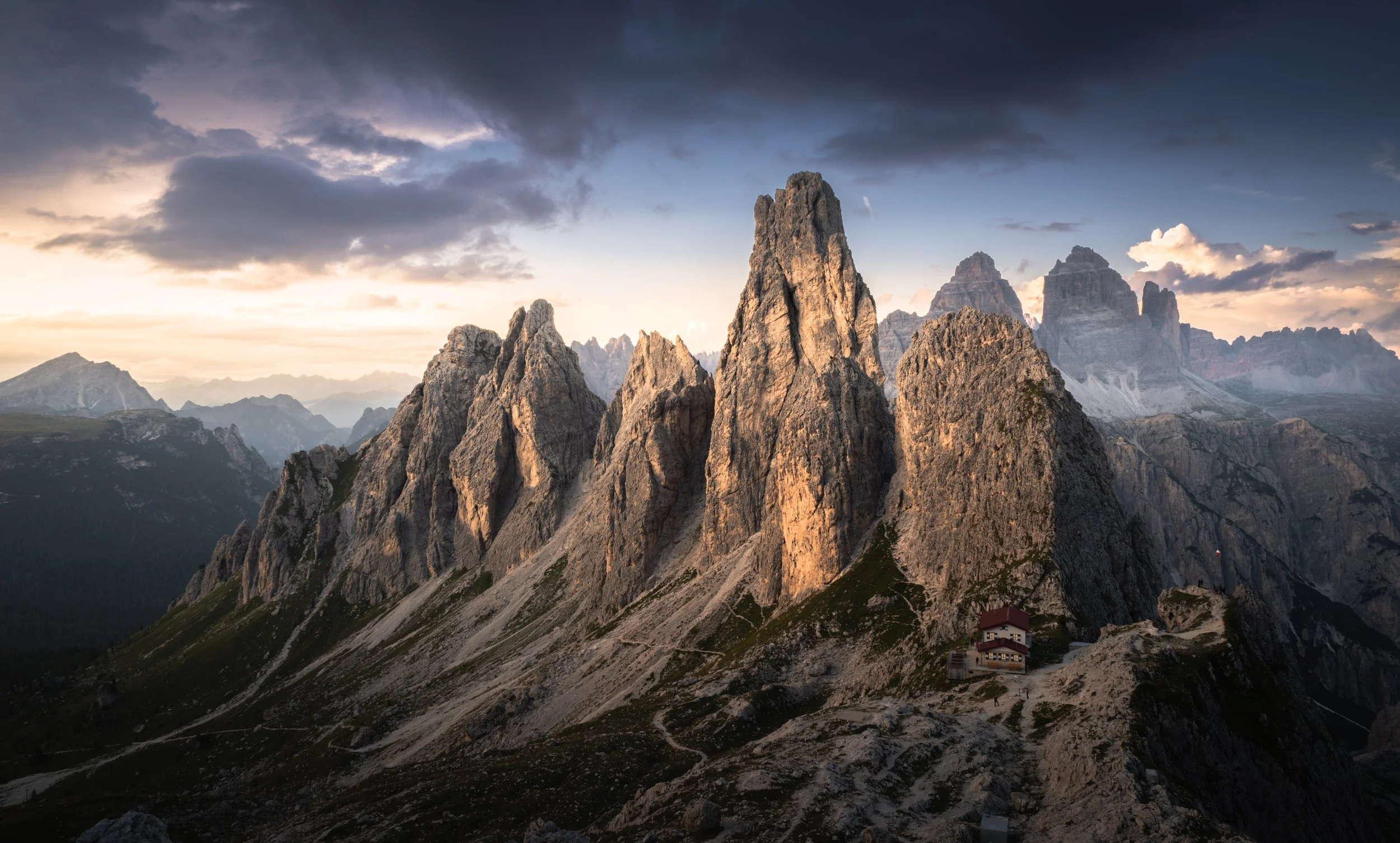 Dolomiti Cadini di Misurina con rifugio Fonda Savio.jpg