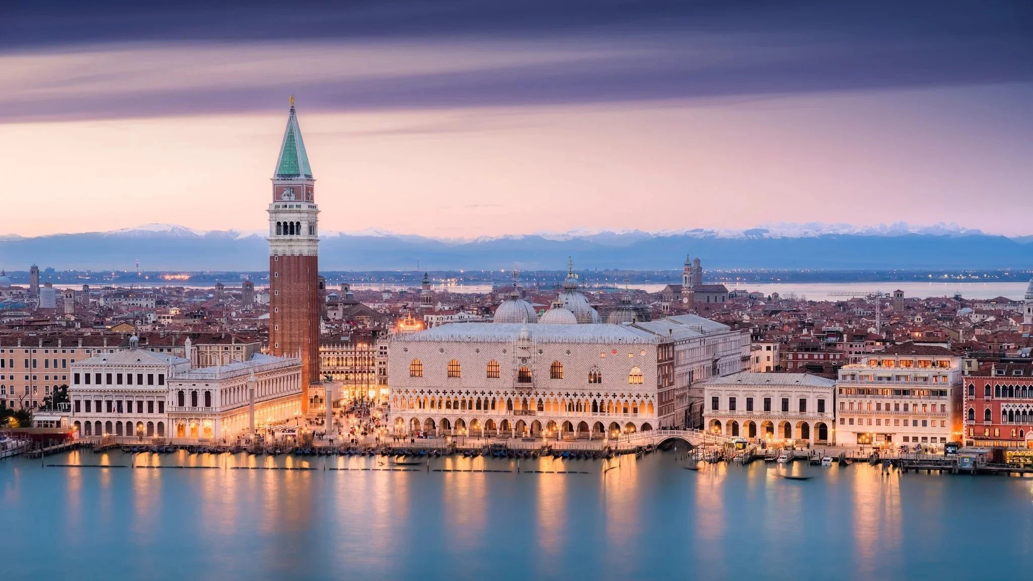 Panorami di Venezia con il Campanile di San Marco e il Palazzo Ducale, vista sul Canale