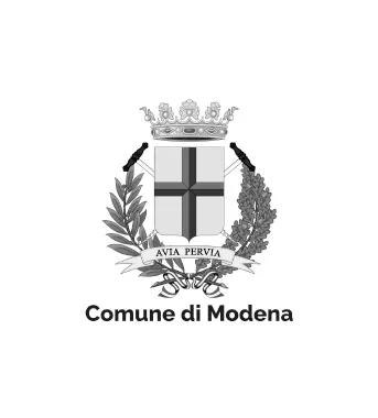 Stemma del Comune di Modena con corona sopra e foglie ai lati, e la scritta "Avia Pervia" su un nastro. Sotto, scritto "Comune di Modena".
