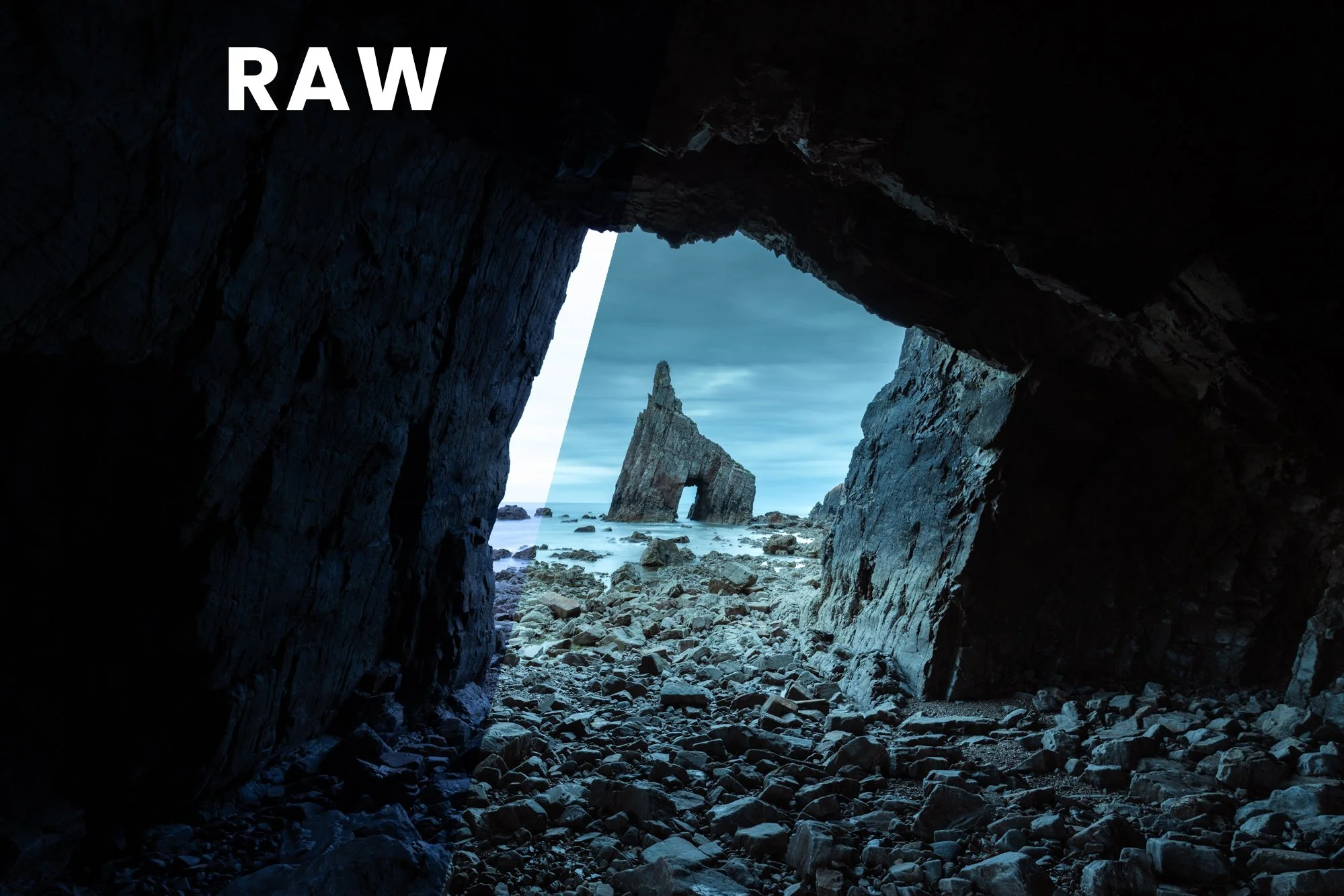 Vista dalla grotta di una scogliera con arco naturale e formazione rocciosa in mare sotto un cielo nuvoloso