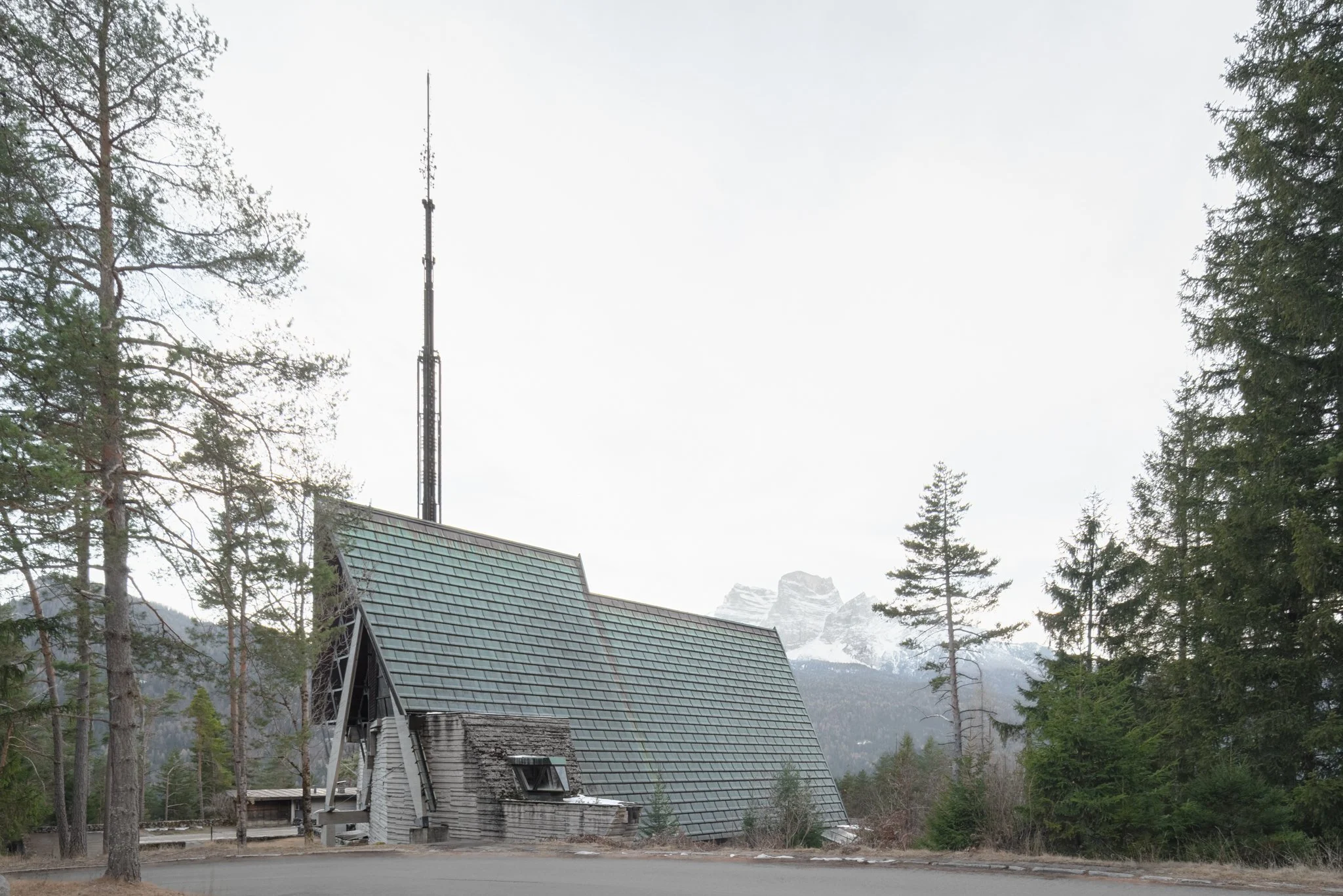 Chiesa di Nostra Signora del Cadore, Borca di Cadore. Architetti: Carlo Scarpa, Edoardo Gellner