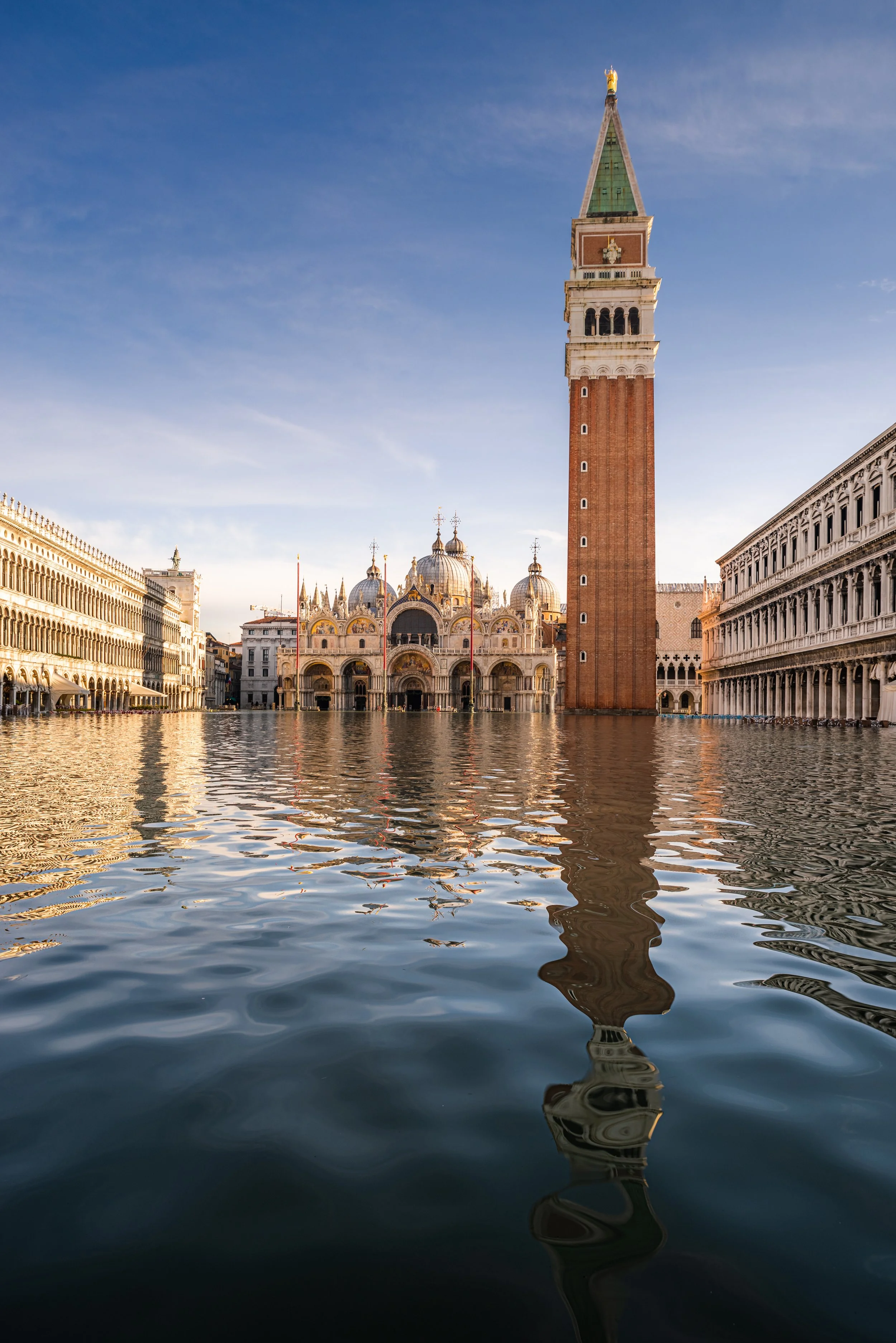 La piazza San Marco a Venezia con il campanile e la basilica, riflessi nelle acque.