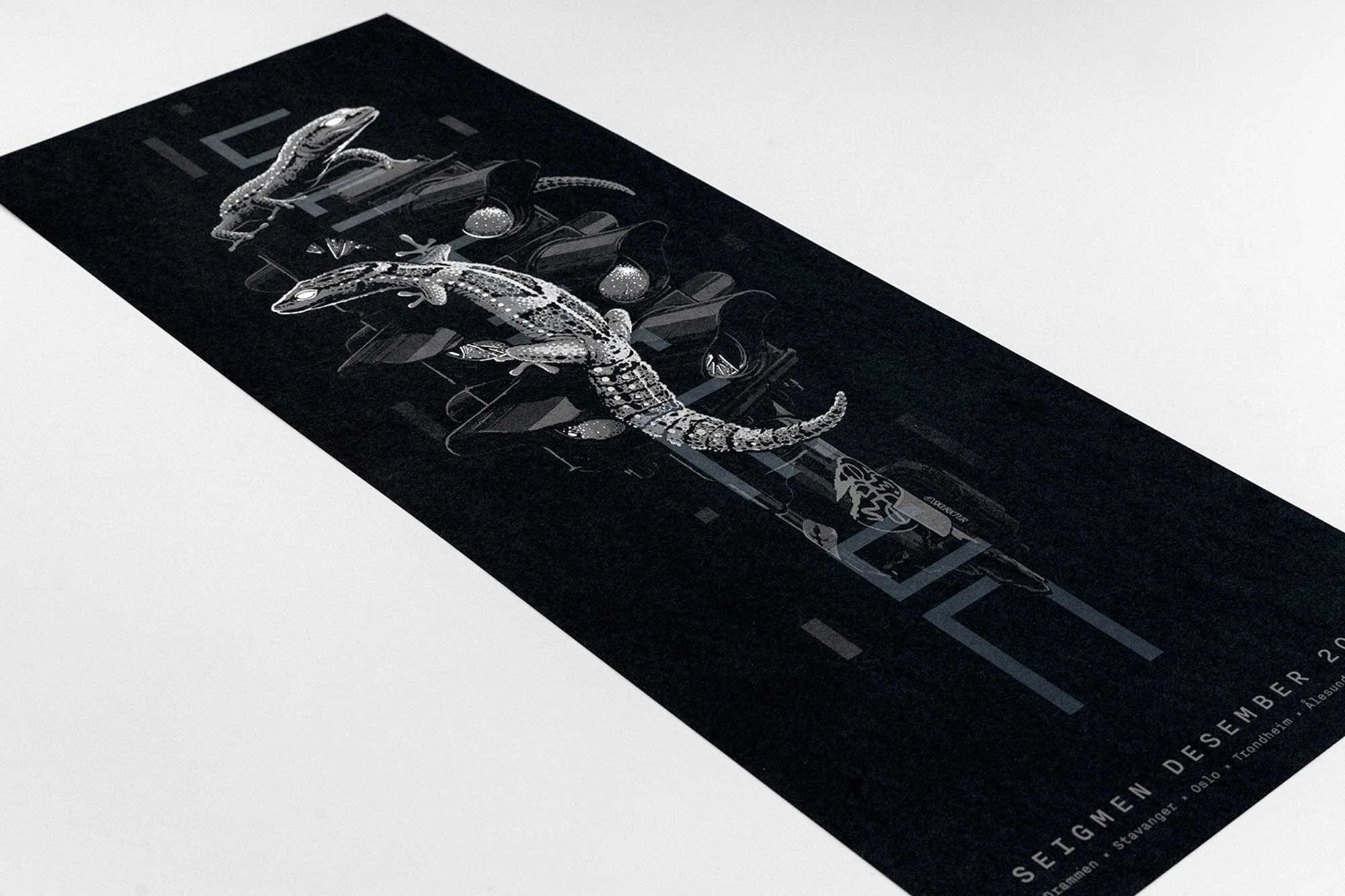 Event poster featuring two geckos, one black and white, and the other white and black, on a dark background with abstract geometric shapes, text in French, and the date 'December 22'.