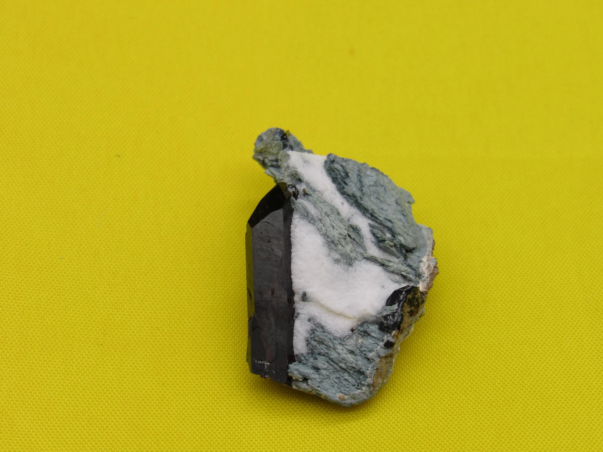 Benitoite, Neptunite & Joaquinite-(Ce)  -  USA