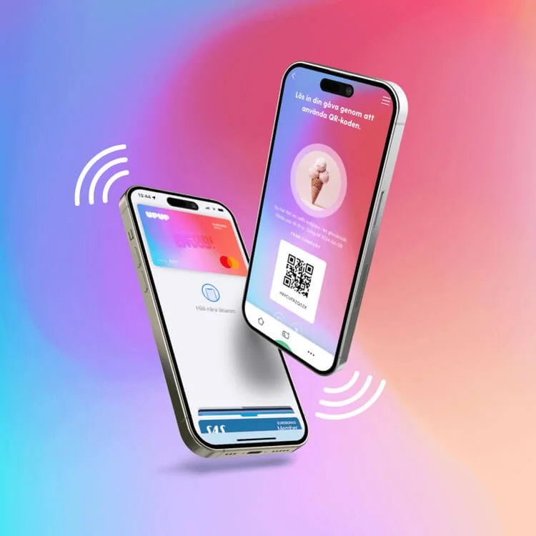 Två smartphones som visar digitala biljetter och QR-koder, med en färgglad bakgrund i blå och rosa nyanser.