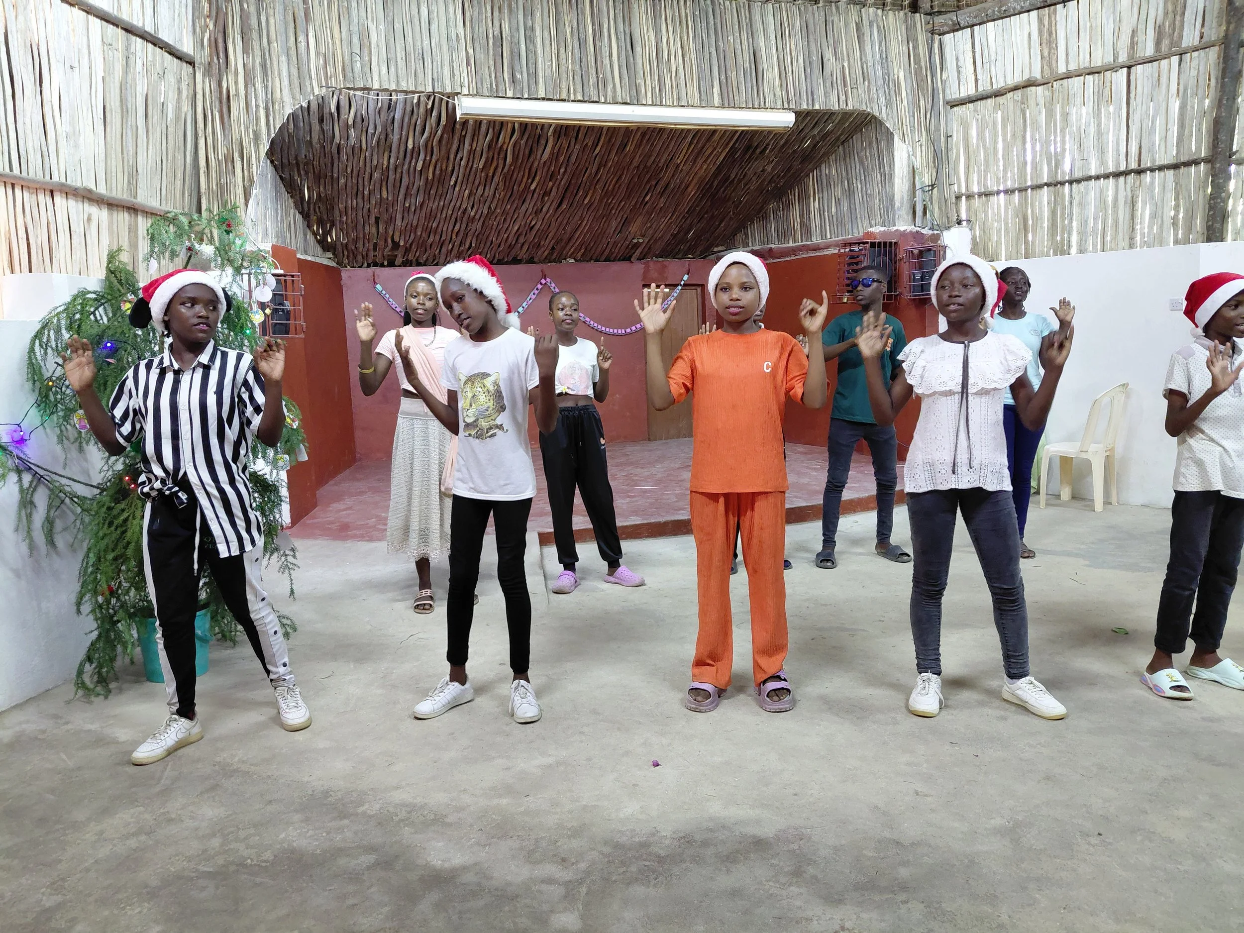 Girl-Group presenting their Xmas Dance-Singing