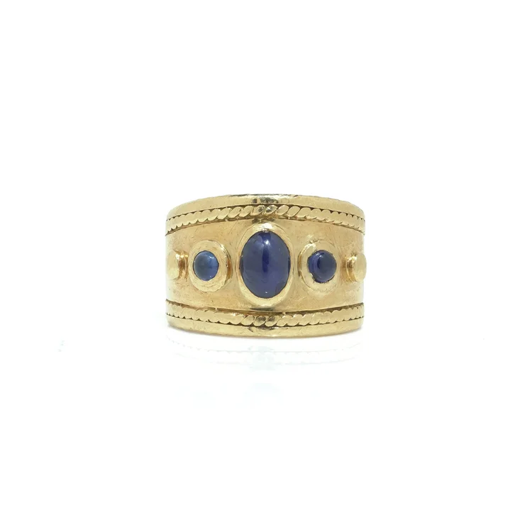 1970s English 18KT Gold Cabochon Sapphire Ring