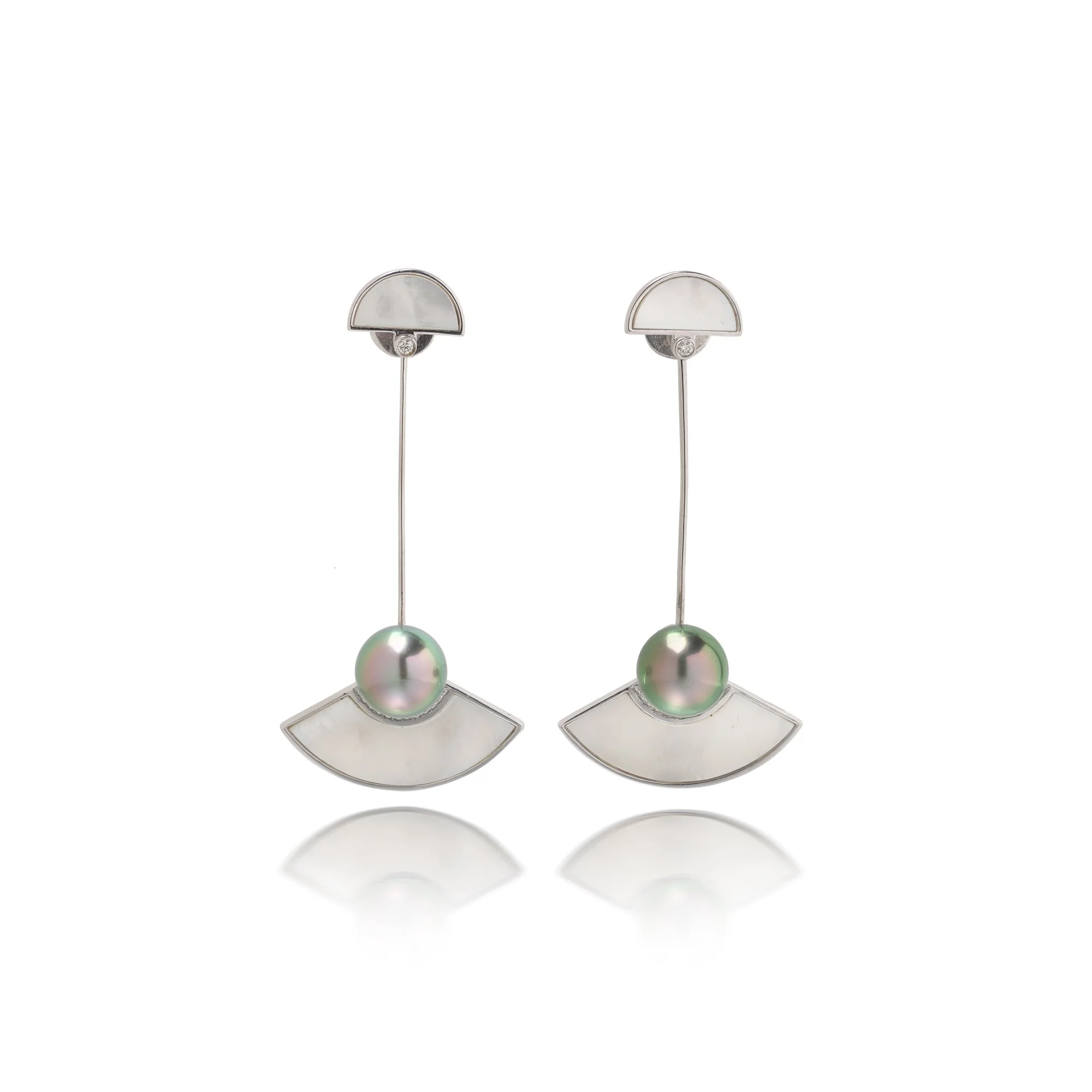 robert-wan-18kt-white-gold-tahitian-pearl-diamond-mother-of-pearl-earrings-01-Mozeris-Fine-Antiques.jpg