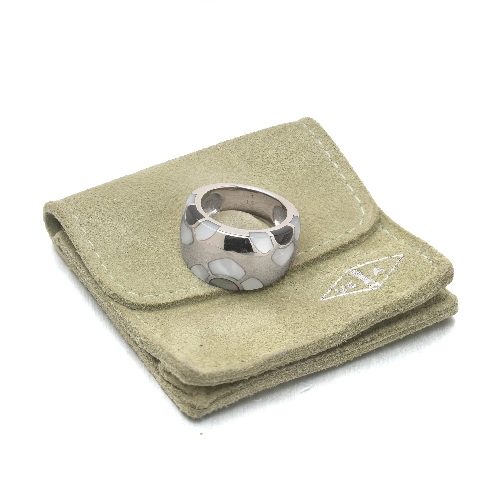 van-cleef-arpels-18kt-gold-mother-of-pearl-marqueterie-ring-01-Mozeris-Fine-Antiques.jpg