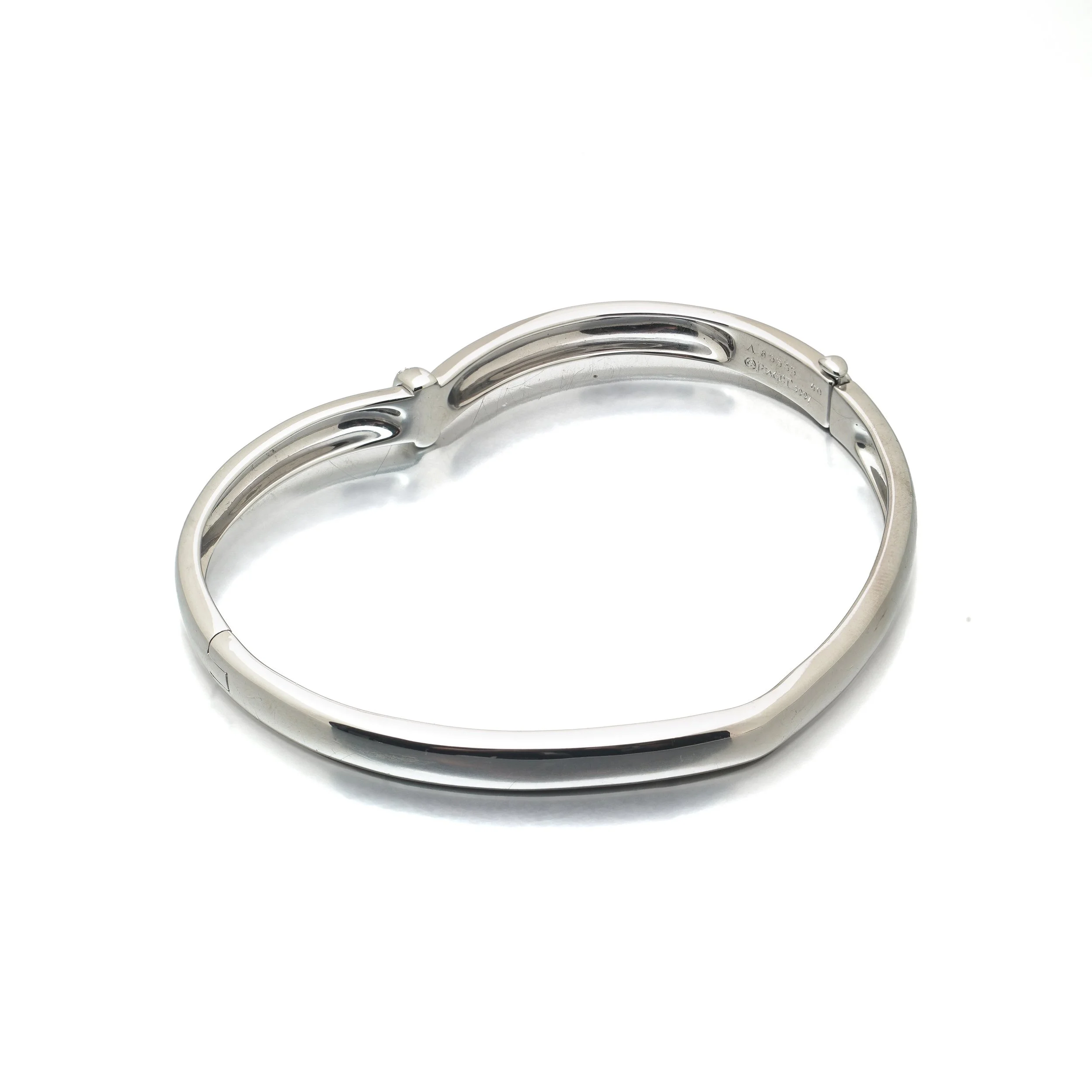 Piaget-18KT-White-Gold-Diamond-Heart-Bangle-01-view1-Mozeris-Fine-Antiques.jpg