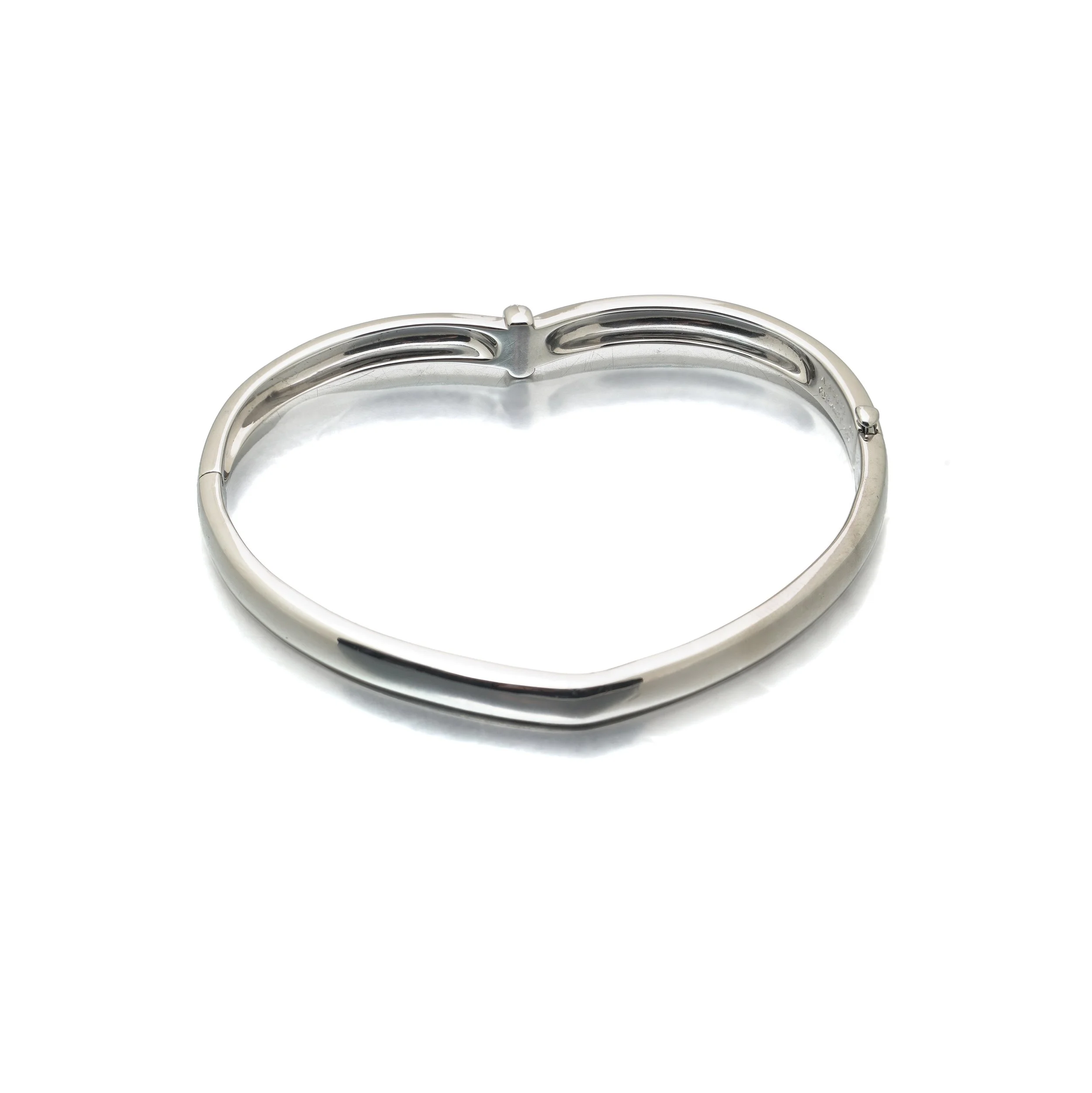 Piaget-18KT-White-Gold-Diamond-Heart-Bangle-02-view2-Mozeris-Fine-Antiques.jpg