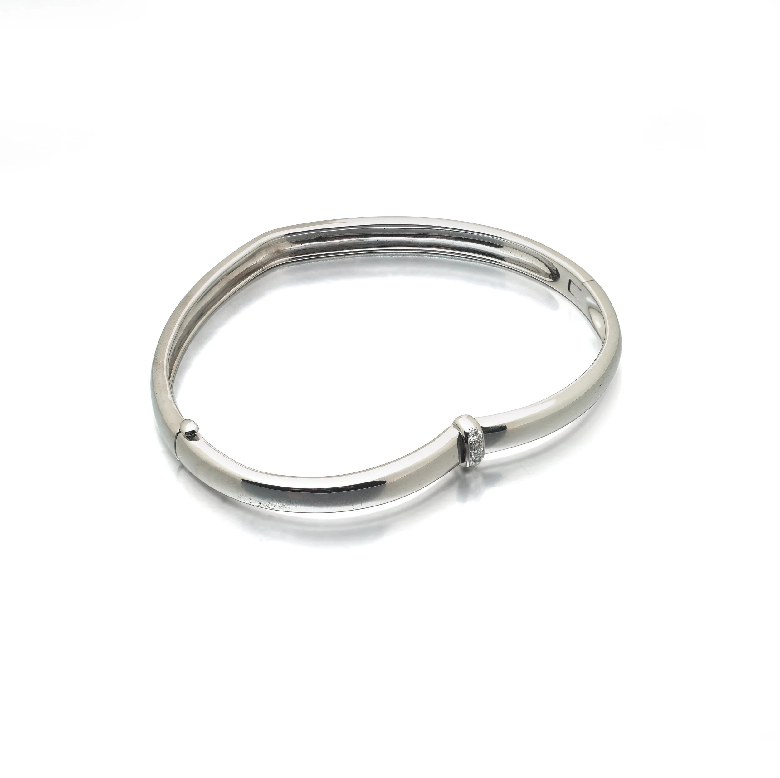 Piaget-18KT-White-Gold-Diamond-Heart-Bangle-03-view3-Mozeris-Fine-Antiques.jpg
