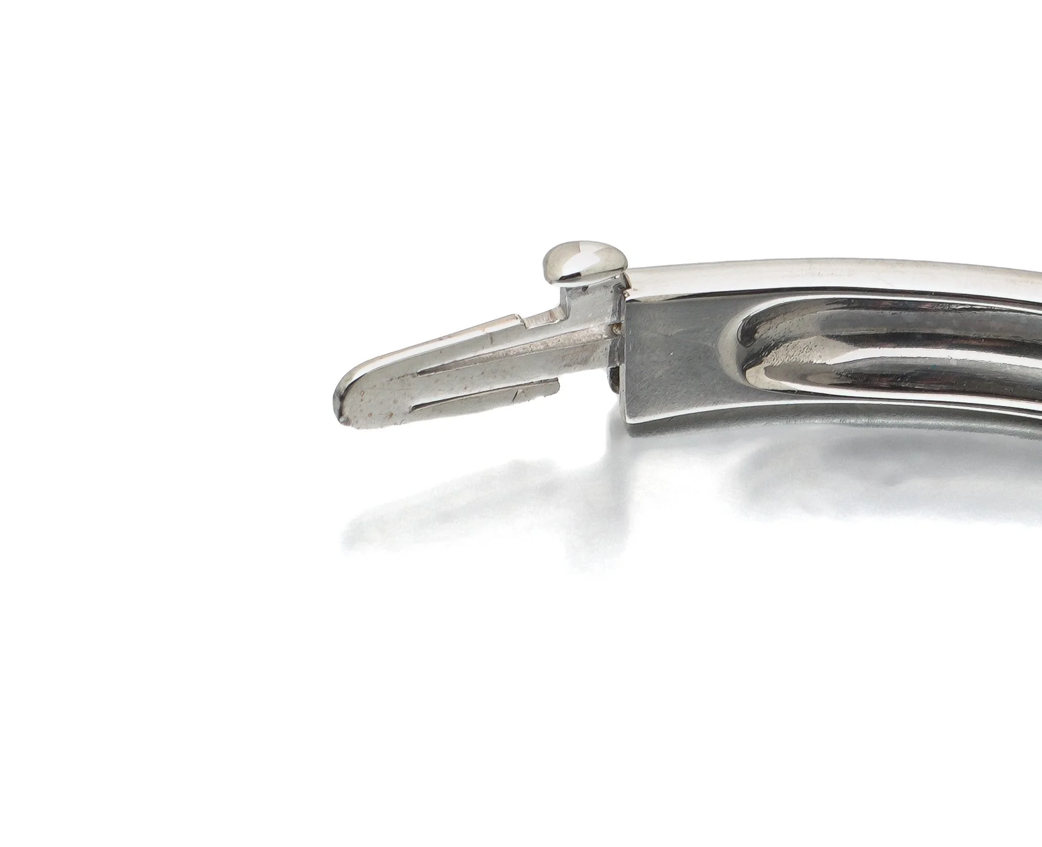 Piaget-18KT-White-Gold-Diamond-Heart-Bangle-09-clasp-Mozeris-Fine-Antiques.jpg