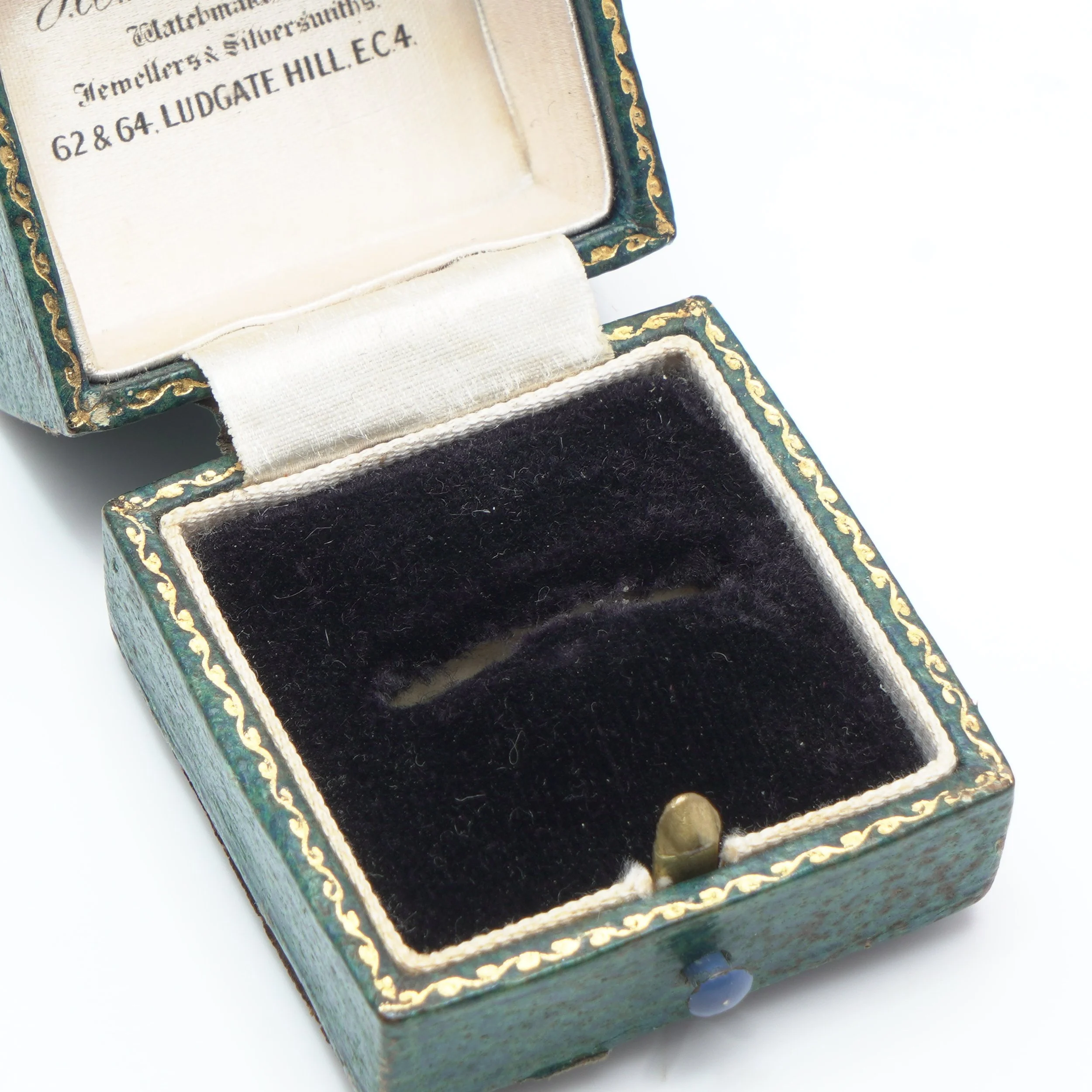 Antique-J-W-Benson-Ring-Box-Ludgate-Hill-London-06-fitting.jpg