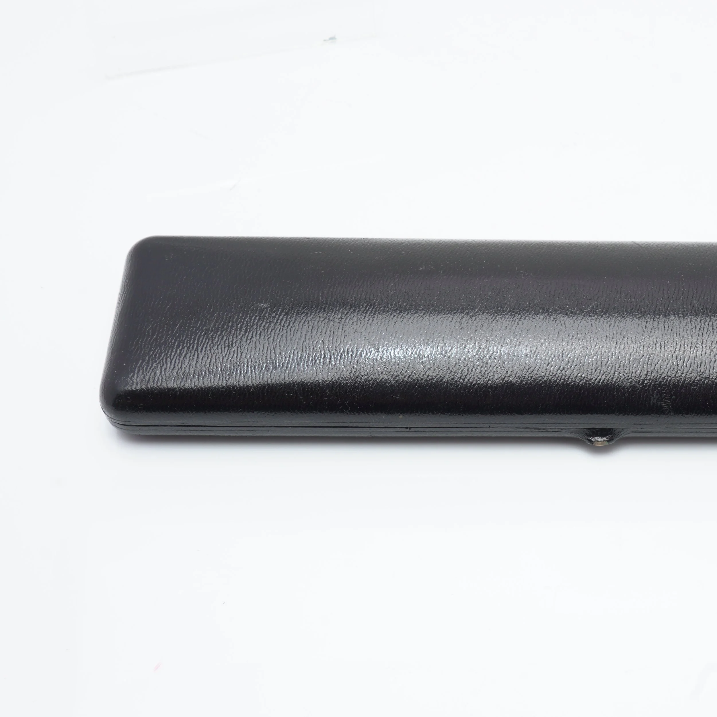 Vintage-Kutchinsky-Bracelet-or-Watch-Presentation-Box-London-06-exterior.jpg