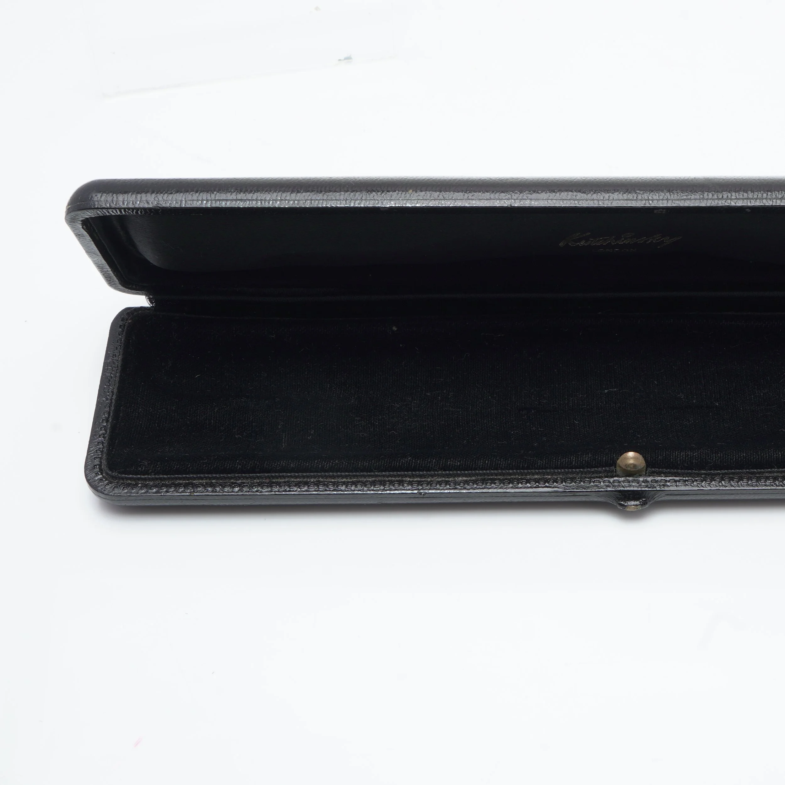Vintage-Kutchinsky-Bracelet-or-Watch-Presentation-Box-London-07-interior.jpg