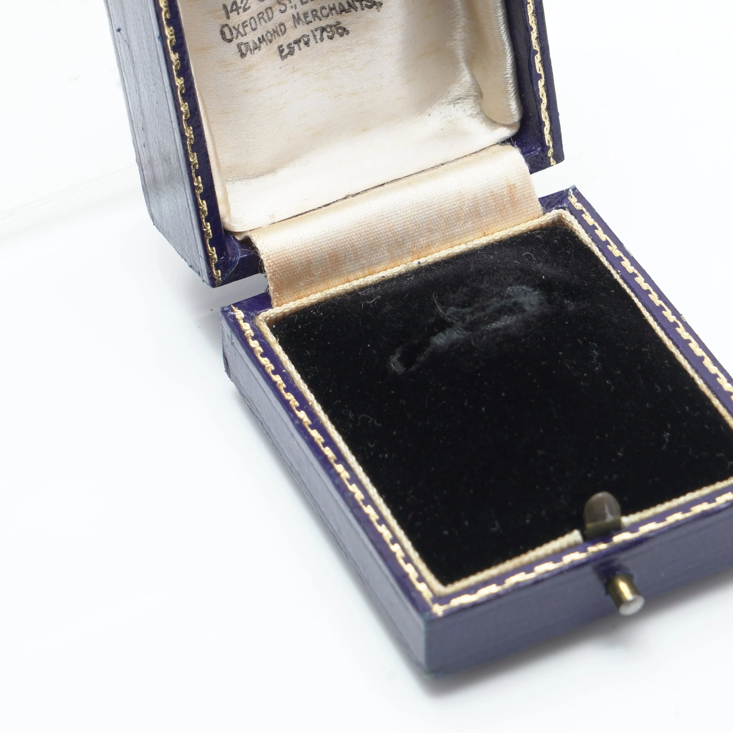 Antique-Jays-Ring-Box-Oxford-Street-London-Established-1706-06-fitting.jpg