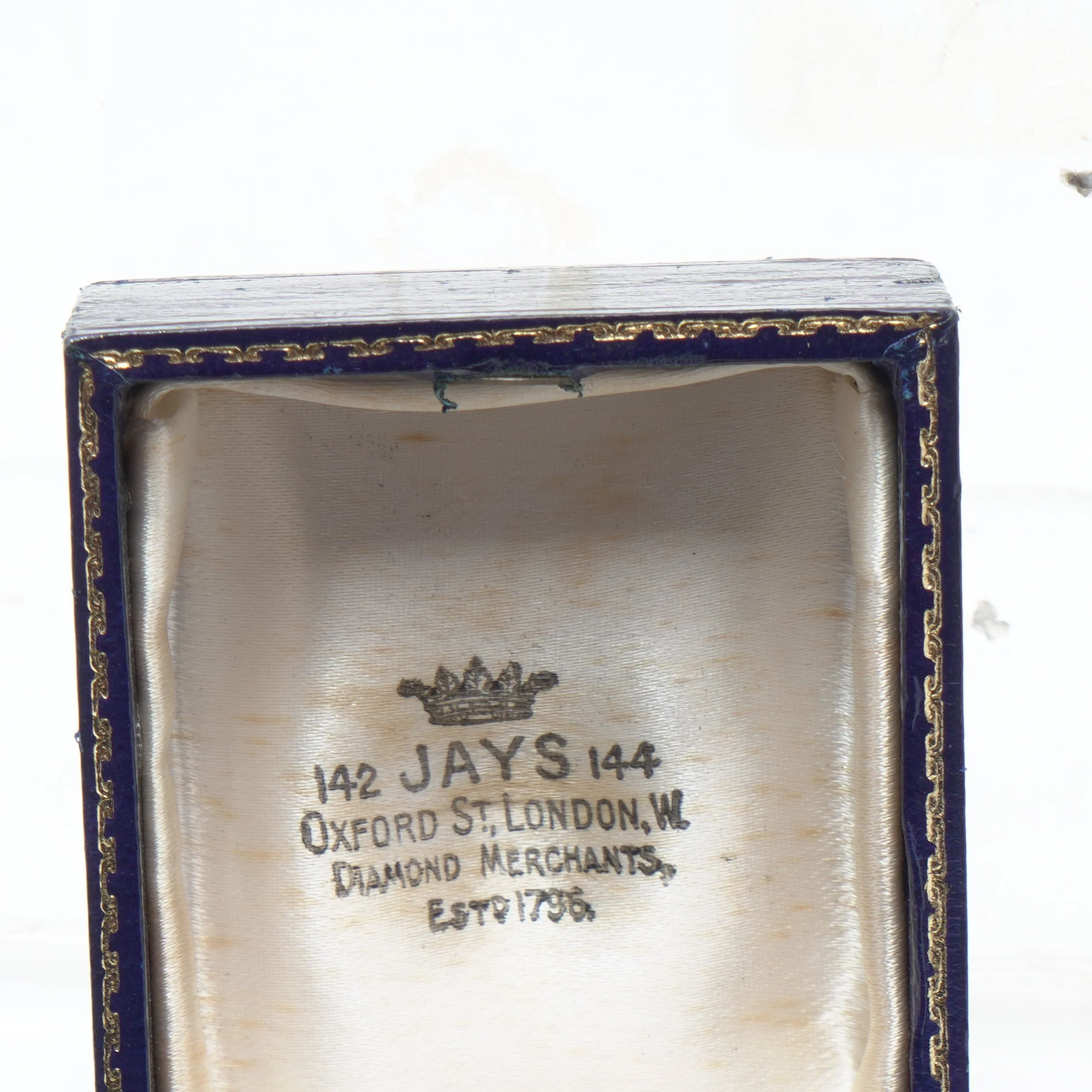 Antique-Jays-Ring-Box-Oxford-Street-London-Established-1706-07-signature.jpg