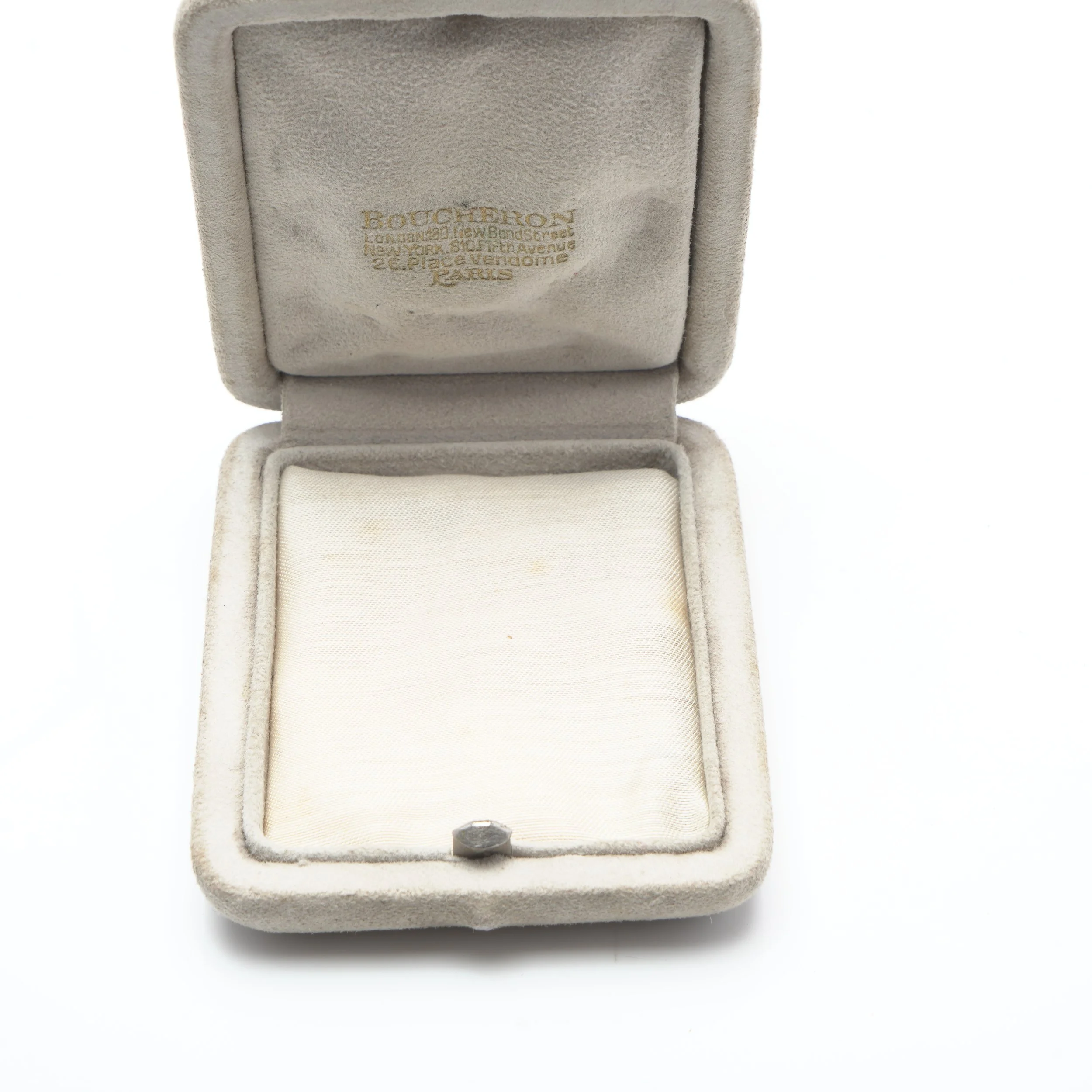 Vintage-Boucheron-Jewellery-Box-Place-Vendome-Paris-06-fitting.jpg